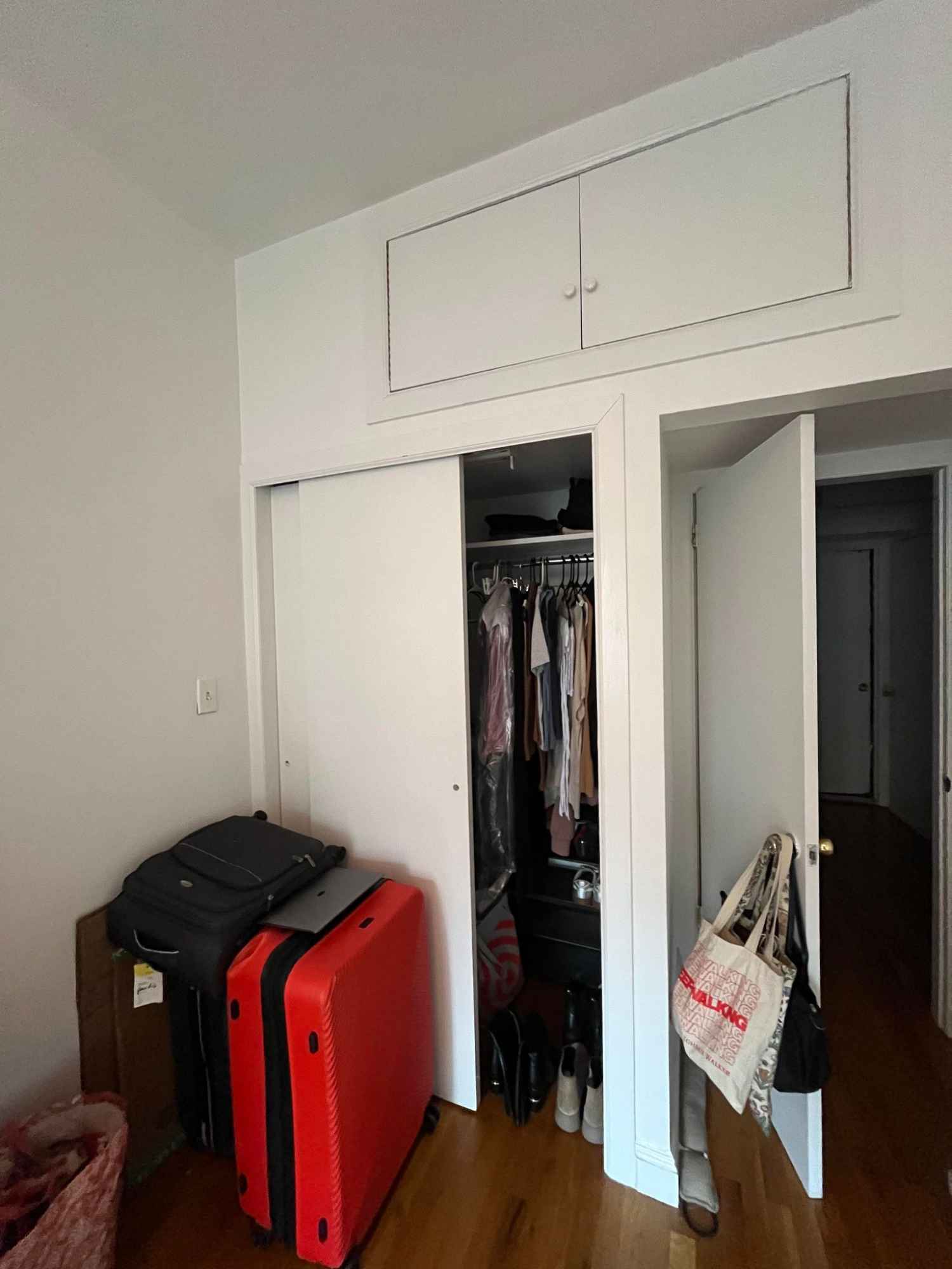 Hello! Looking to sublet my room in UWS (W 72nd and Columbus) for the month of December for $2k! (Dates flexible for prorated price)
The apartment is a 2BR/1BATH located in one of the most coveted neighborhoods in UWS Manhattan!
CONVENIENCE:
one block from Trader Joe's, Hmart, Duane Reade, Central park, restaurant/shops on Amsterdam and Columbus Ave.
A block away from laundromat
5-min walk to subway lines (1,2,3,A,C,B,D)
BEDROOM:
This south-facing room comes with a bed, a dresser/mirror and a fan. All the clothes/luggage in picture will no longer be there upon your arrival so all the closet space will be available for you to use.
About your roommate:
Your roommate will be a lovely 23-year old working professional in healthcare. She values a peaceful home where she can relax, unwind, and study!
Please DM me for details!