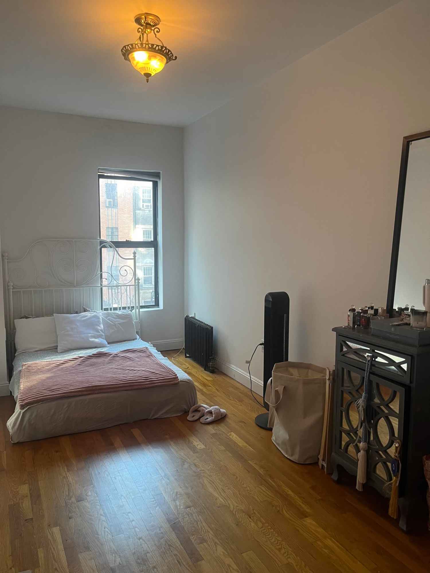 Hello! Looking to sublet my room in UWS (W 72nd and Columbus) for the month of December for $2k! (Dates flexible for prorated price)
The apartment is a 2BR/1BATH located in one of the most coveted neighborhoods in UWS Manhattan!
CONVENIENCE:
one block from Trader Joe's, Hmart, Duane Reade, Central park, restaurant/shops on Amsterdam and Columbus Ave.
A block away from laundromat
5-min walk to subway lines (1,2,3,A,C,B,D)
BEDROOM:
This south-facing room comes with a bed, a dresser/mirror and a fan. All the clothes/luggage in picture will no longer be there upon your arrival so all the closet space will be available for you to use.
About your roommate:
Your roommate will be a lovely 23-year old working professional in healthcare. She values a peaceful home where she can relax, unwind, and study!
Please DM me for details!