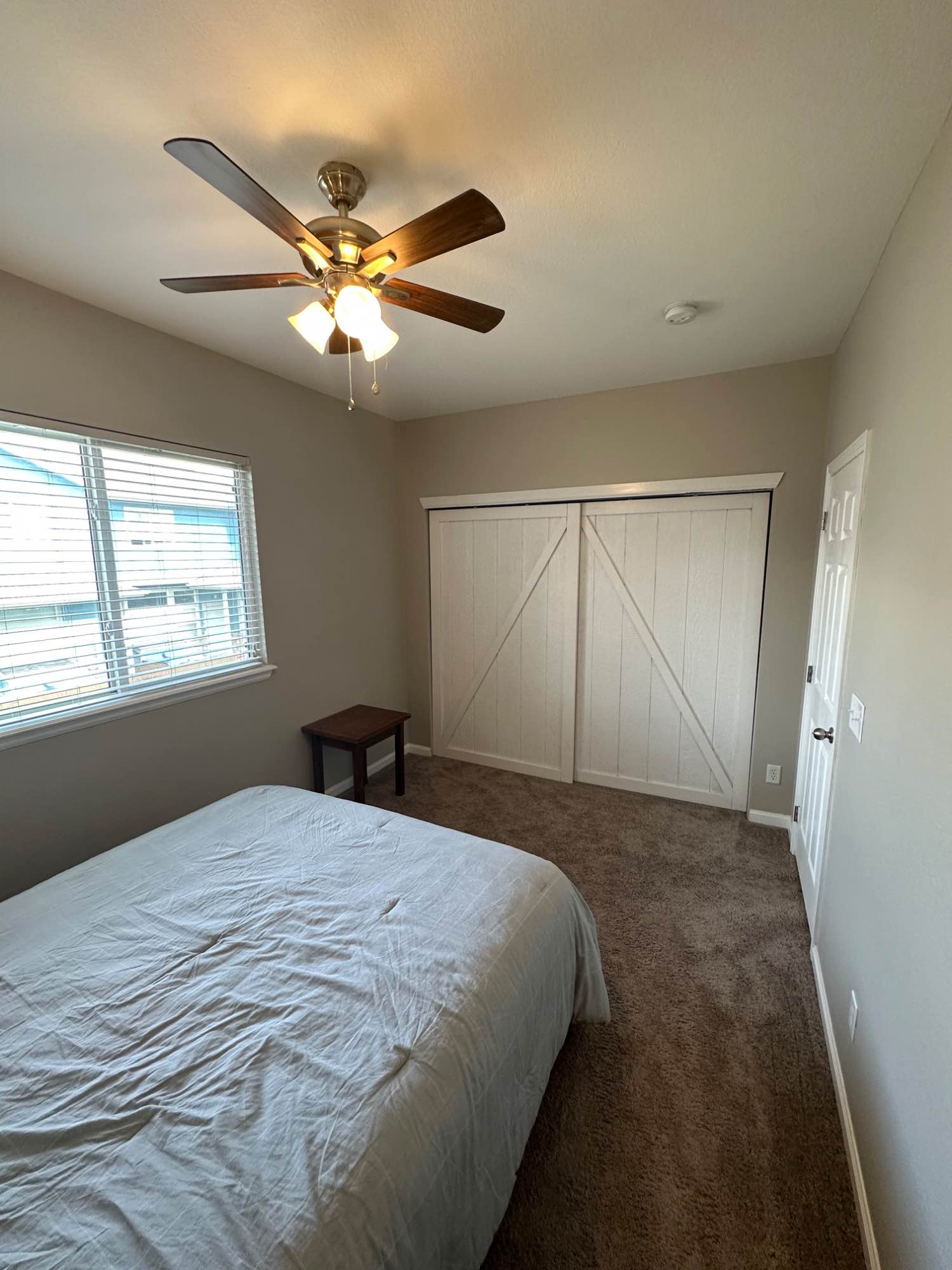 Townhouse spare room for rent with attached private bathroom on the 2nd floor. Parking available immediately behind the townhouse. Room can come furnished or unfurnished. If furnished will be an extra $100/month. All utilities included.
Shared Spaces: living room, kitchen, dining room, outdoor patio, and garage storage space