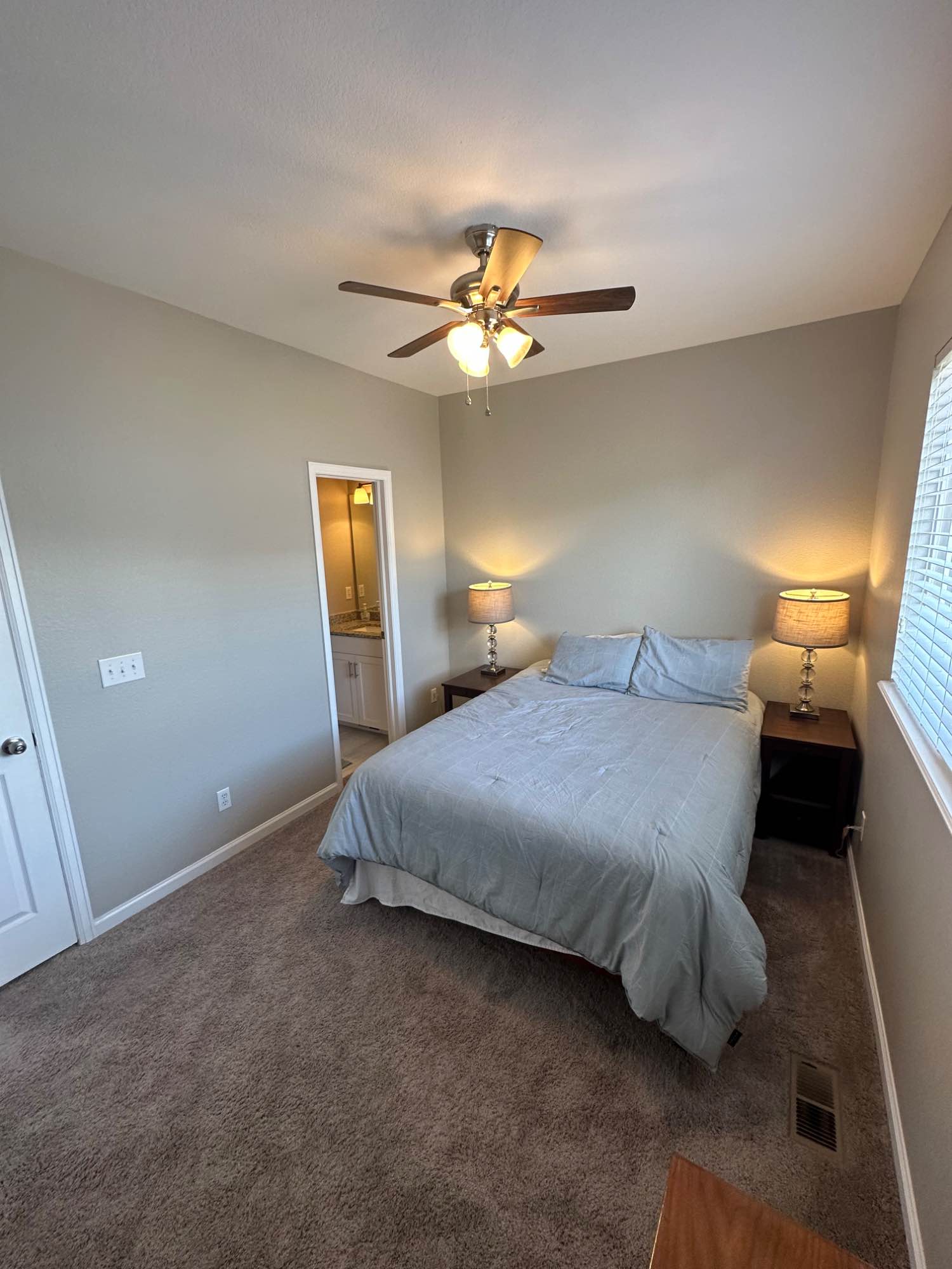 Townhouse spare room for rent with attached private bathroom on the 2nd floor. Parking available immediately behind the townhouse. Room can come furnished or unfurnished. If furnished will be an extra $100/month. All utilities included.
Shared Spaces: living room, kitchen, dining room, outdoor patio, and garage storage space