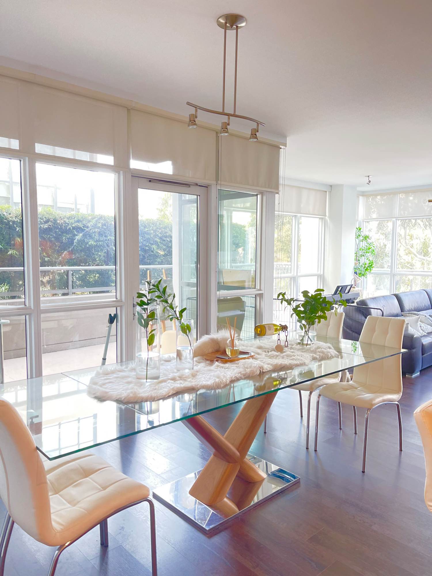 ❤️Rent: $2500❤️ (Utilities roommate share) 

- Total floor area 1571sqft 
- 7 minutes drive from diamond jamboree plaza and 8 minutes drive from UCI 
- A huge balcony
- A bright house with glass walls and good lighting
- No smoking, drugs and party
- Pets allowed 
- Anytime check the house please contact me ! 
- WeChat ID: Luckongju or ☎️949-247-0022 Thank you 😊 
