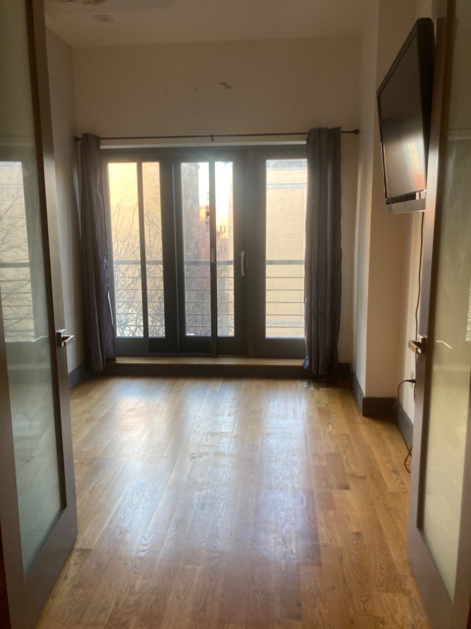 Typical New York fashioned apartment fully renovated. Room has balcony access overlooking Prospect Heights. The place is sandwiched in between Barclays center (about a mile out) & Prospect Park's Grand Army Plaza entrance (3 blocks.) Brooklyn Museum is 2 blocks away & the Brooklyn Public Library is 5-10 minute walk. Has subway access to the 2,3,4,5 lines as well as the B, Q lines at 7th ave. The apartment complex has a furnished rooftop with an incredible view of the Manhattan skyline. There is no in-unit washer, but the complex has communal washer and dryers in the basement.
Room currently fits a queen size bed, couch and desk comfortably. Private outdoor balcony attached as well. Videos available upon request.
Utilities around $75 per month
IMPORTANT!
--> first month and security deposit
--> looking for someone for the remainder of the lease with the option to renew.