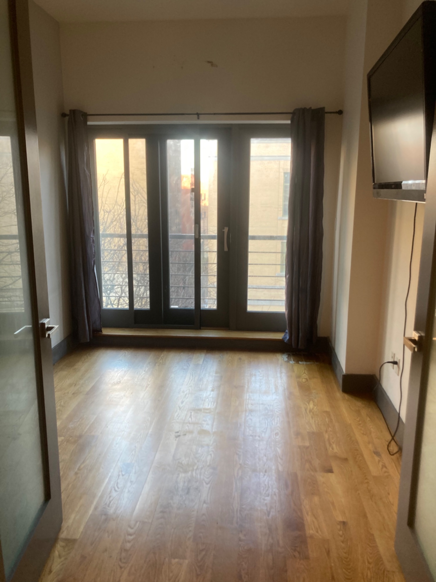 Typical New York fashioned apartment fully renovated. Room has balcony access overlooking Prospect Heights. The place is sandwiched in between Barclays center (about a mile out) & Prospect Park's Grand Army Plaza entrance (3 blocks.) Brooklyn Museum is 2 blocks away & the Brooklyn Public Library is 5-10 minute walk. Has subway access to the 2,3,4,5 lines as well as the B, Q lines at 7th ave. The apartment complex has a furnished rooftop with an incredible view of the Manhattan skyline. There is no in-unit washer, but the complex has communal washer and dryers in the basement.
Room currently fits a queen size bed, couch and desk comfortably. Private outdoor balcony attached as well. Videos available upon request.
Utilities around $75 per month
IMPORTANT!
--> first month and security deposit
--> looking for someone for the remainder of the lease with the option to renew.