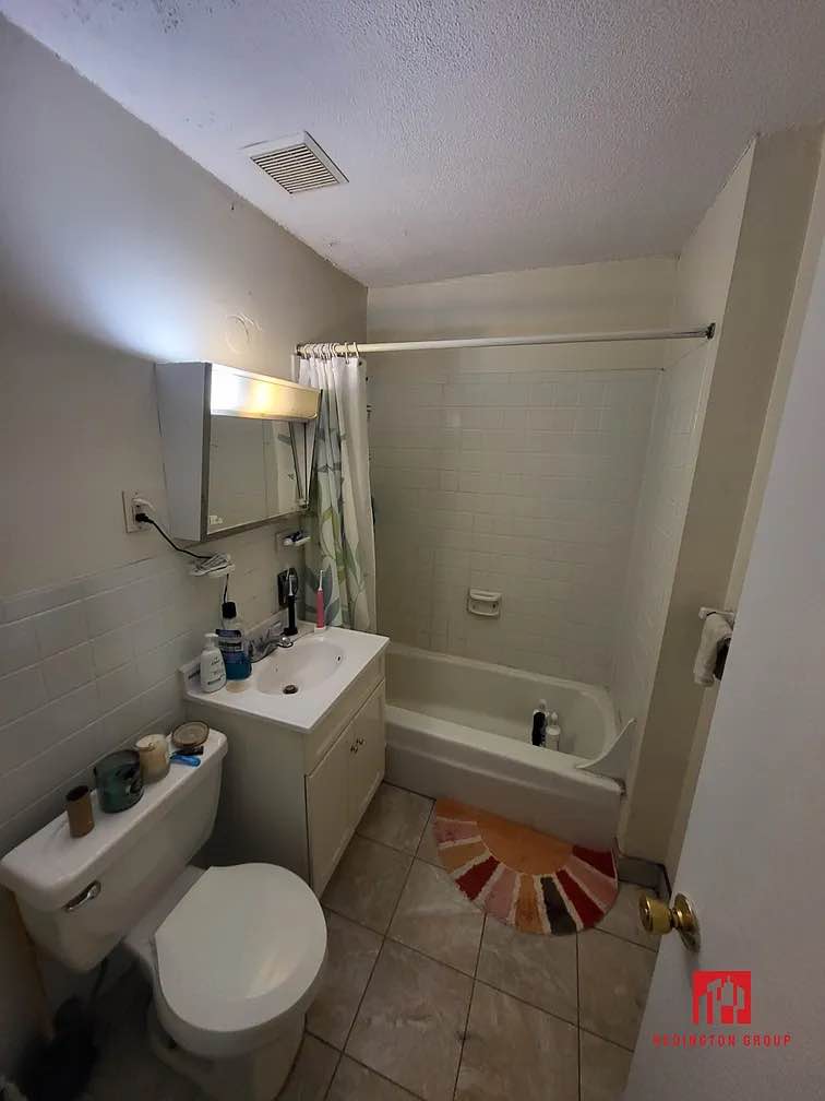 Private room With bath for Rent!
$500
Located near everything 
Contact Schenkelr2@gmail.com for viewing, lease terms, and more.