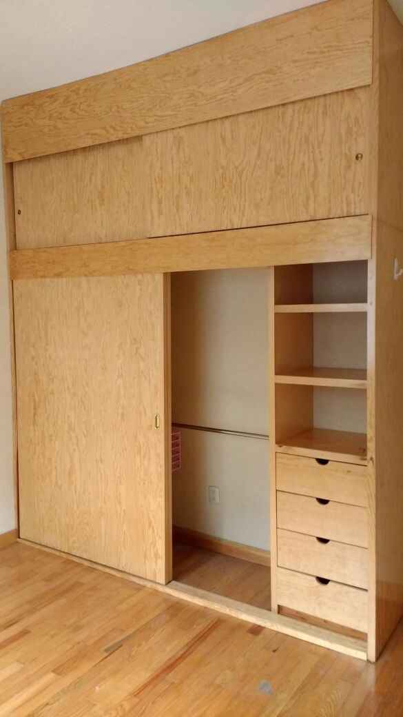 - El departamento está amplio, es para dos personas y se desocupa uno de los cuartos empezando marzo del 2025 (el que se ve en las fotos). La zona es bastante segura y tranquila. A sólo dos cuadras tienes el metro y el metrobús Etiopía. A una cuadra hay un Sumesa para hacer el súper y Plaza Delta queda a sólo una estación del metrobús. Hay cafeterías, gimnasios, panaderías, restaurantes, estéticas y todo tipo de comercios alrededor. Se pagan aparte los servicios: aseo semanal, internet, gas, agua y luz. Los servicios van de los $500 a los $700 aproximadamente. Se pide un depósito y el mes corriente. Nota: desgraciadamente la administración del edificio no admite mascotas.
- The apartment is spacious, it is for two people and one of the rooms will be vacated starting March 2025 (the one you see in the pictures). The area is quite safe and quiet. Just two blocks away you have the subway and the metrobus Etiopia. One block away there is a Sumesa supermarket and Plaza Delta is just one metro station away. There are cafes, gyms, bakeries, restaurants, beauticians and all kinds of stores around. Utilities are paid separately: weekly cleaning, internet, gas, water and electricity. Services range from $500 mx to $700 approximately. A deposit and the current month are required. Note: unfortunately the administration of the building does not allow pets.