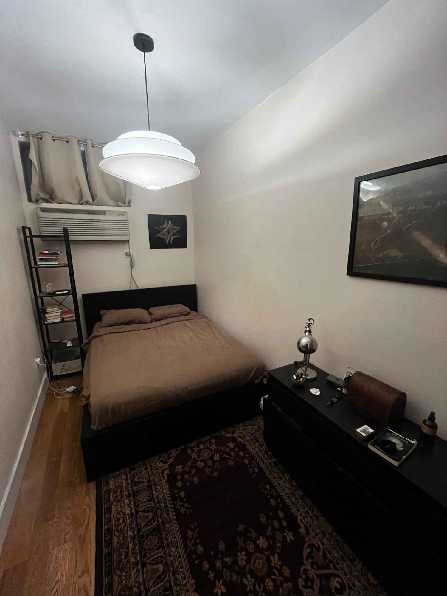 Very spacious duplex apartment, two bathrooms, two roomy living spaces, laundry in unit and a sizable well maintained back yard. There are six bedrooms total and 4 roommates occupying 4 of those rooms (including you). We are looking to fill bedroom #4. The room fits a queen bed, spacious closet and does not share a wall with a housemate.
The 5th bedroom is used as a gym / storage room and the 6th is a shared office . The occupant will be able to use some communal storage space and utilize the WFH office with desks, chairs and vibes.
The apartment also features a nicely sized kitchen with a large island that we enjoy cooking in often! Both living rooms are furnished and the lower level living room will have a projector, perfect for movies or group gaming etc. The room we have available will be unfurnished but there may be an option to purchase some furniture from our roommate that’s moving out. The lease agreement ends on 6/30/2026 and can be renewed.
The apartment is centrally located for accessing many areas in Brooklyn, Manhattan, and Queens with nearby access to the J, Z, F, M, G, and L subway lines, bus stops (B48, B60), Citi Bike stations, and awesome options for restaurants, parks, bars, gyms, and more within walking distance!