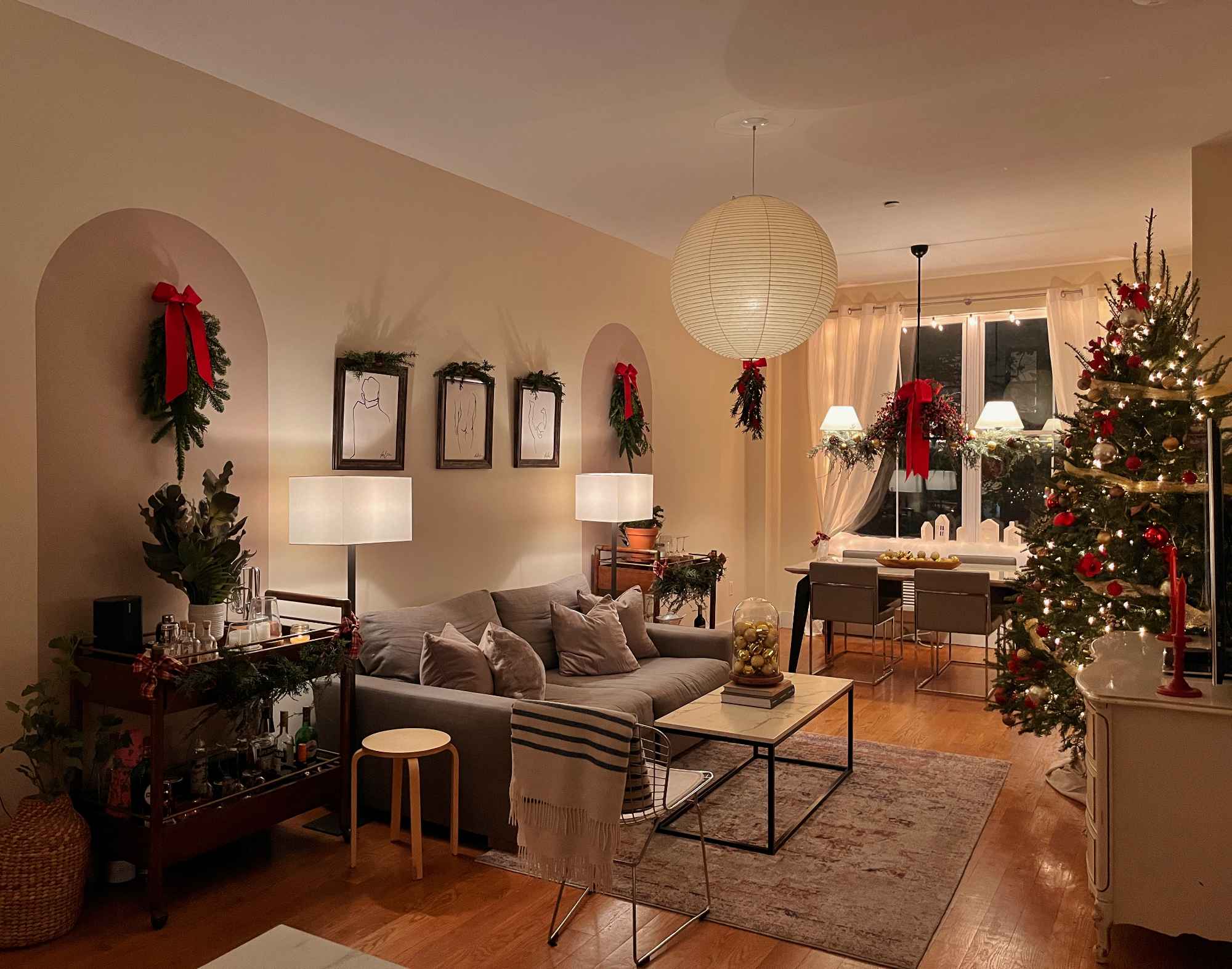 Very spacious duplex apartment, two bathrooms, two roomy living spaces, laundry in unit and a sizable well maintained back yard. There are six bedrooms total and 4 roommates occupying 4 of those rooms (including you). We are looking to fill bedroom #4. The room fits a queen bed, spacious closet and does not share a wall with a housemate.
The 5th bedroom is used as a gym / storage room and the 6th is a shared office . The occupant will be able to use some communal storage space and utilize the WFH office with desks, chairs and vibes.
The apartment also features a nicely sized kitchen with a large island that we enjoy cooking in often! Both living rooms are furnished and the lower level living room will have a projector, perfect for movies or group gaming etc. The room we have available will be unfurnished but there may be an option to purchase some furniture from our roommate that’s moving out. The lease agreement ends on 6/30/2026 and can be renewed.
The apartment is centrally located for accessing many areas in Brooklyn, Manhattan, and Queens with nearby access to the J, Z, F, M, G, and L subway lines, bus stops (B48, B60), Citi Bike stations, and awesome options for restaurants, parks, bars, gyms, and more within walking distance!