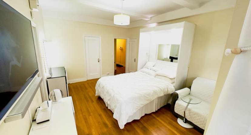 *LUXURIOUS "SMART HOME" STUDIO IN TIMES SQUARE*
Step into this renovated, high-tech studio the *"largest studio"* in the full-service coop Whitby buildingand experience the best of Midtown Manhattan living. Stylishly designed for both comfort and productivity, this pre-war gem comes equipped with state-of-the-art.