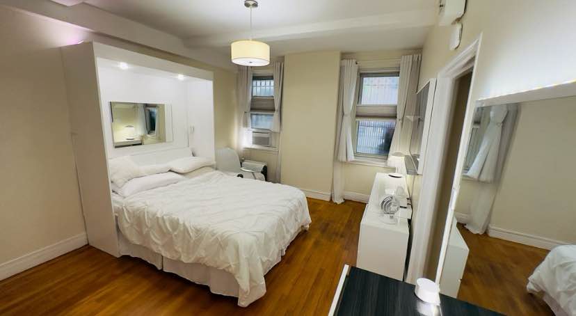 *LUXURIOUS "SMART HOME" STUDIO IN TIMES SQUARE*
Step into this renovated, high-tech studio the *"largest studio"* in the full-service coop Whitby buildingand experience the best of Midtown Manhattan living. Stylishly designed for both comfort and productivity, this pre-war gem comes equipped with state-of-the-art.