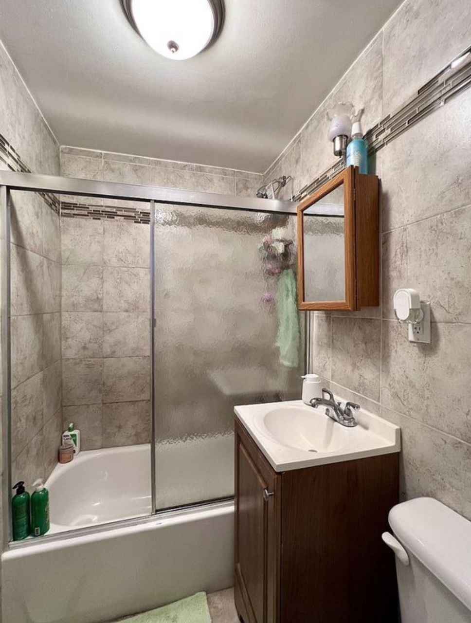 Hi, My apartment is available for rent. Utilities (Electricity, Gas, AC, Heat, WiFi) are included in the rent price.

The room is fully furnished, the apartment is in a great location only few blocks away from the train station and Hospitals. There are many stores, shops, restaurants, and supermarkets within walking distance away. Also, a laundry mat is in the building in the basement, open 24/7, and a couple of great pizza places, as well as nice restaurants- Chinese , Mexican and Japanese and the likes.

If you're, looking for a friendly, clean, peaceful spacious place in the city, I strongly recommend my apartment. 

Message me for more info and to  schedule a meet-up/viewing.