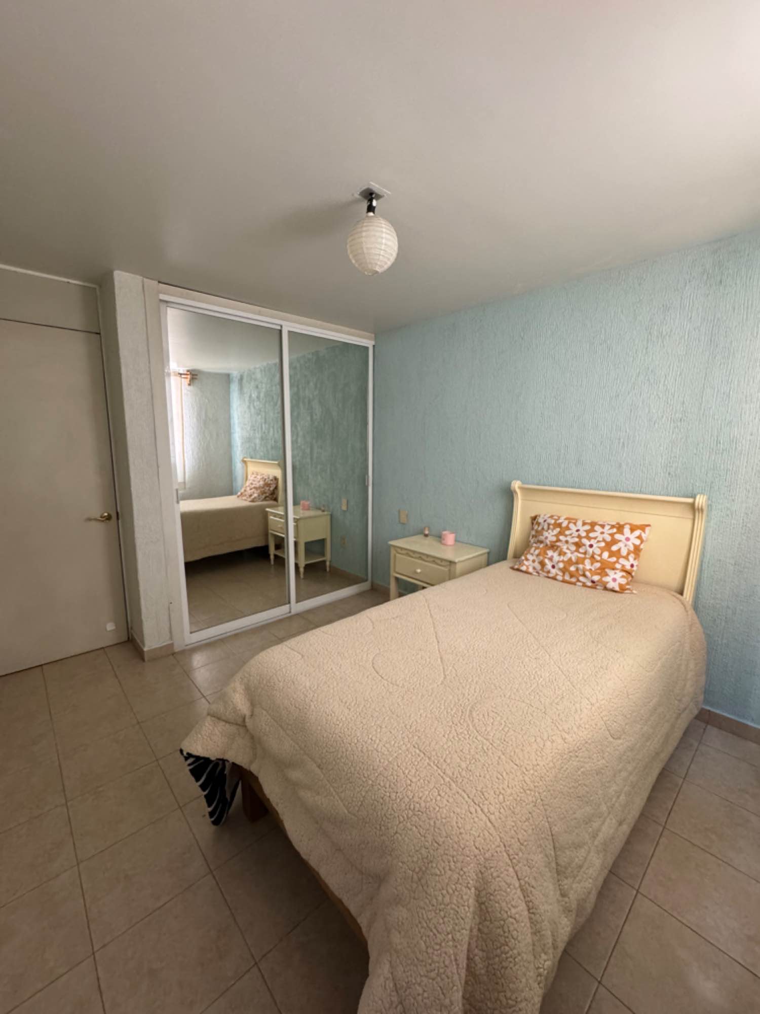 Holaa busco roomie mujer en depa en San Miguel Chapultepec
A dos cuadras de metro Constituyentes, Juanacatlán y Metrobús Parque Lira.
Súper bien ubicado la colonia es muy bella y tranquila, el condominino tiene seguridad 24hrs. Cerquita de Condesa, Escandón, Roma, Polanco y Santa Fe.
Hay muchas estaciones de bici cerca, dos supermercados a unas cuadras, lugarcitos para cenar, gyms y mil cosas súper cerca.
La recámara es amplia y bien iluminada y cuenta con closet con espejo, sin muebles y ya incluye estacionamiento 🙌🏼 🚗. Solo comparte baño conmigo.
La renta está en $6,900 más servicios
Busco una persona responsable, limpia, ordenada, pero sobre todo, respetuosa.
El condominio no permite mascotas ☹️
Seríamos 3 personas en el depa, solo se comparte baño conmigo y pido que sean suuuper limpias, todo siempre está acomodado y nunca dejamos trastes sucios.