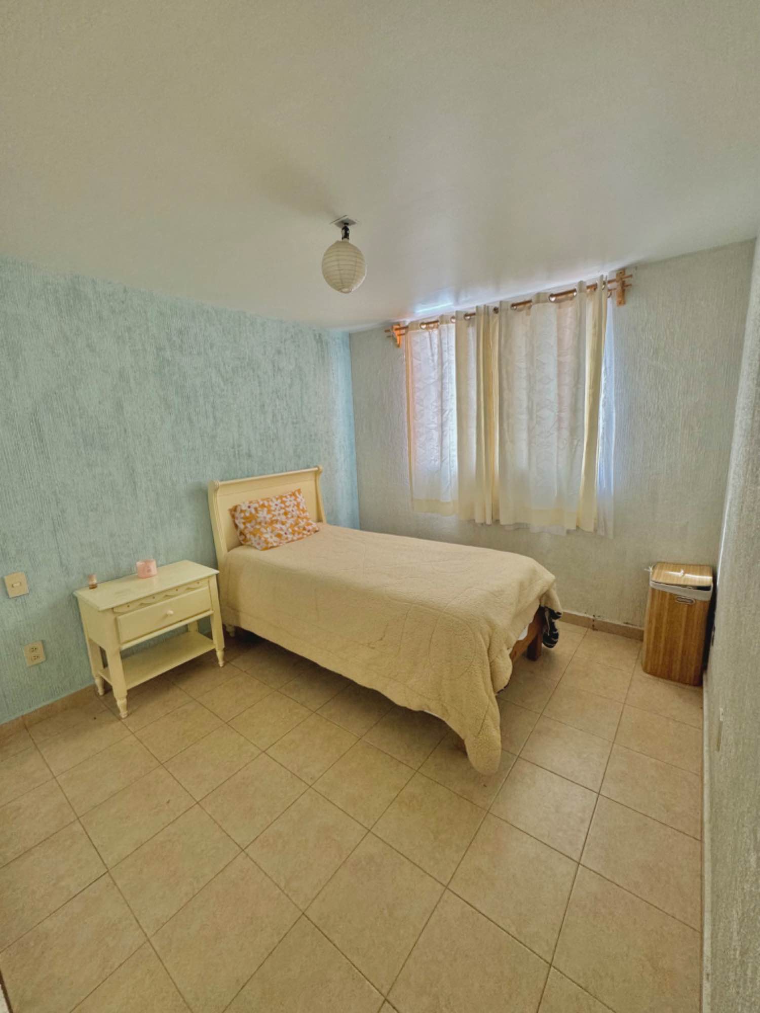 Holaa busco roomie mujer en depa en San Miguel Chapultepec
A dos cuadras de metro Constituyentes, Juanacatlán y Metrobús Parque Lira.
Súper bien ubicado la colonia es muy bella y tranquila, el condominino tiene seguridad 24hrs. Cerquita de Condesa, Escandón, Roma, Polanco y Santa Fe.
Hay muchas estaciones de bici cerca, dos supermercados a unas cuadras, lugarcitos para cenar, gyms y mil cosas súper cerca.
La recámara es amplia y bien iluminada y cuenta con closet con espejo, sin muebles y ya incluye estacionamiento 🙌🏼 🚗. Solo comparte baño conmigo.
La renta está en $6,900 más servicios
Busco una persona responsable, limpia, ordenada, pero sobre todo, respetuosa.
El condominio no permite mascotas ☹️
Seríamos 3 personas en el depa, solo se comparte baño conmigo y pido que sean suuuper limpias, todo siempre está acomodado y nunca dejamos trastes sucios.