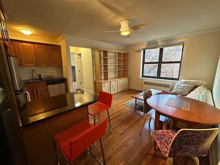 Enjoy sunny Western exposure in your recently renovated apartment home in an awesome Hudson Heights location.
Hardwood floors throughout. Open kitchen plan with stainless steel appliances including dishwasher.
Efficient layout. The building is perfectly situated next to beautiful Fort Tryon Park, one of New York City's most dramatic, with breathtaking Hudson River views and the world-famous Cloisters Museum. Ample proximity commerce, including supermarkets and a diverse selection of restaurants and nightspots, characterize the area.
For more info contact me on (donnafellbourelle01@outlook.com).