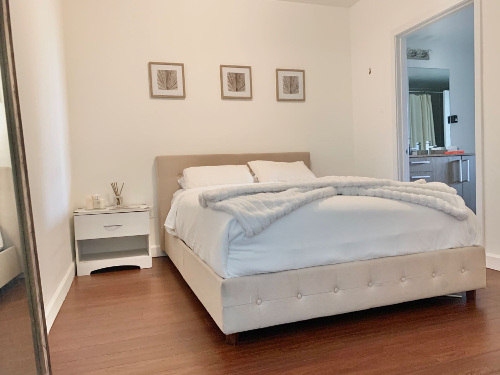 Looking for a responsable and respectful woman that is willing to share a clean and organized place, no for parties just to find rest an peace at home as we already do🌻great location close to wynwood and Brickell and downtown, nice shops around and places, beach 15 mins away.