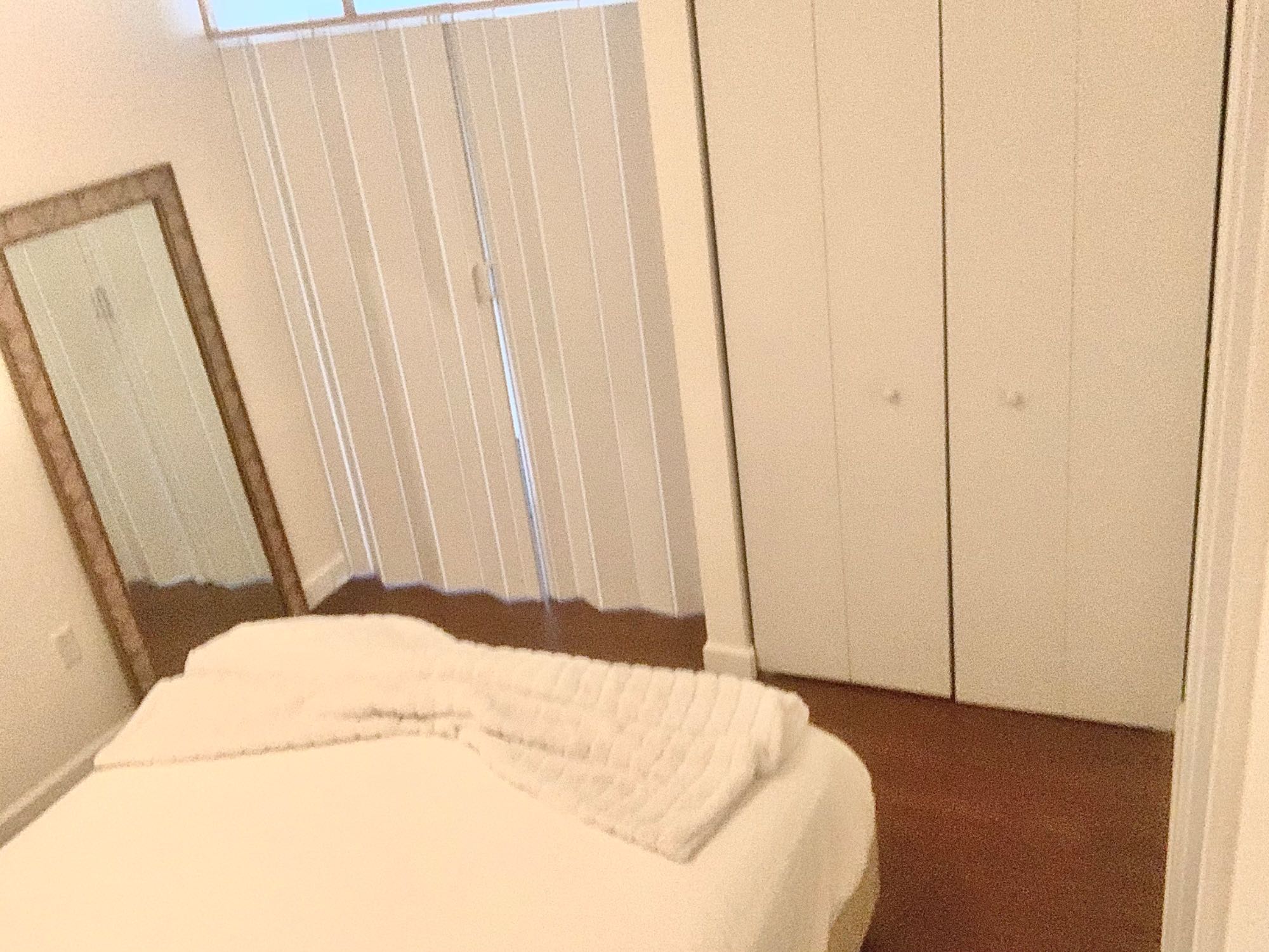 Looking for a responsable and respectful woman that is willing to share a clean and organized place, no for parties just to find rest an peace at home as we already do🌻great location close to wynwood and Brickell and downtown, nice shops around and places, beach 15 mins away.