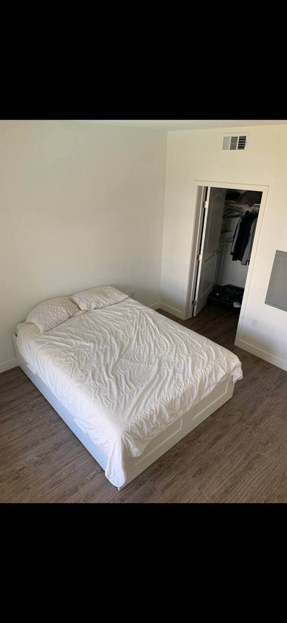 
- 3 Bedrooms, 3 Bathrooms
- Fully Furnished with Brand New Utilities
- Full-Size Kitchen and Bathroom
- Rent: $800 
- Parking Space Included
- Pet-Friendly
- Utilities Included: Hydro, Heat, Water, Refrigerator, Washer, Dryer, Electricity, Wi-Fi, and more!

Message me for more info and a virtual tour of the apartment