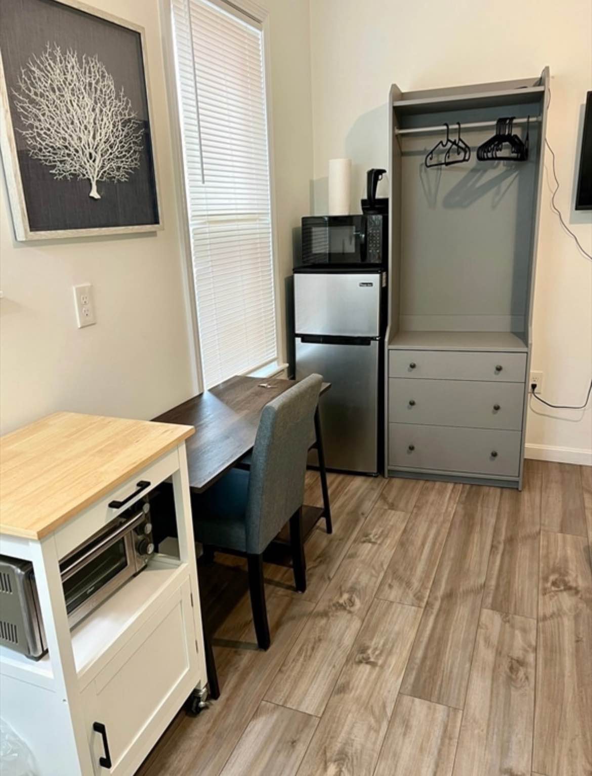 A clean and comfortable one-bedroom apartment is now available for rent. Ideal for singles or couples, located in a convenient and quiet area.

For more information or to schedule a tour, please contact: Fenanbriones@gmail.com
