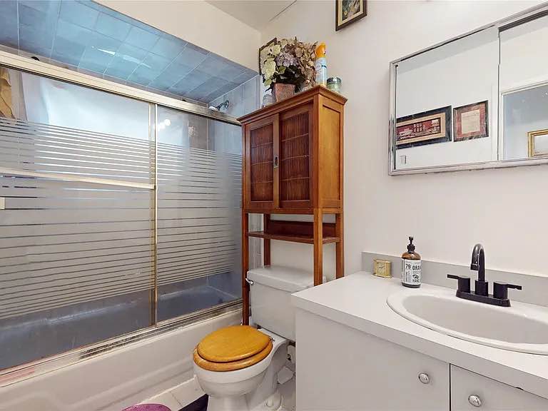 Greetings, a private studio is currently available for rent. It comes fully furnished, but can also be provided unfurnished if desired. For more detailed information, please feel free to reach out to me via email: veronicafranca327@gmail.com. The rental agreement is flexible and can be tailored to your needs.