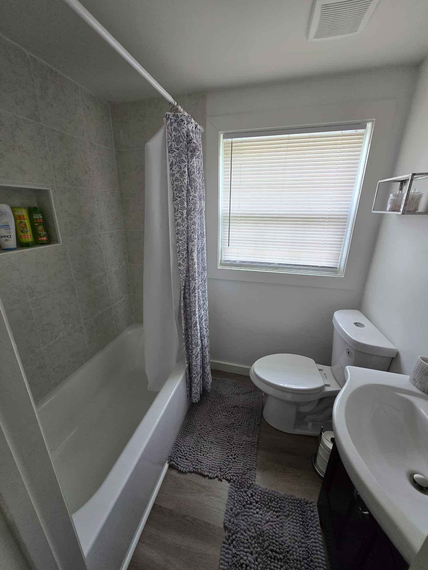 Tidy small house but there is private room with own bathroom is available. Its off of Watson BLVD near all commercial area. Very close to the hospital on Watson Blvd. 