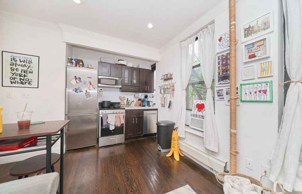 Hi, My apartment is available for rent. Utilities (Electricity, Gas, AC, Heat, WiFi) are included in the rent price.

The room is fully furnished, the apartment is in a great location only few blocks away from the train station and Hospitals. There are many stores, shops, restaurants, and supermarkets within walking distance away. Also, a laundry mat is in the building in the basement, open 24/7, and a couple of great pizza places, as well as nice restaurants- Chinese , Mexican and Japanese and the likes.

If you're, looking for a friendly, clean, peaceful spacious place in the city, I strongly recommend my apartment. 

Message me for more info and to  schedule a meet-up/viewing.