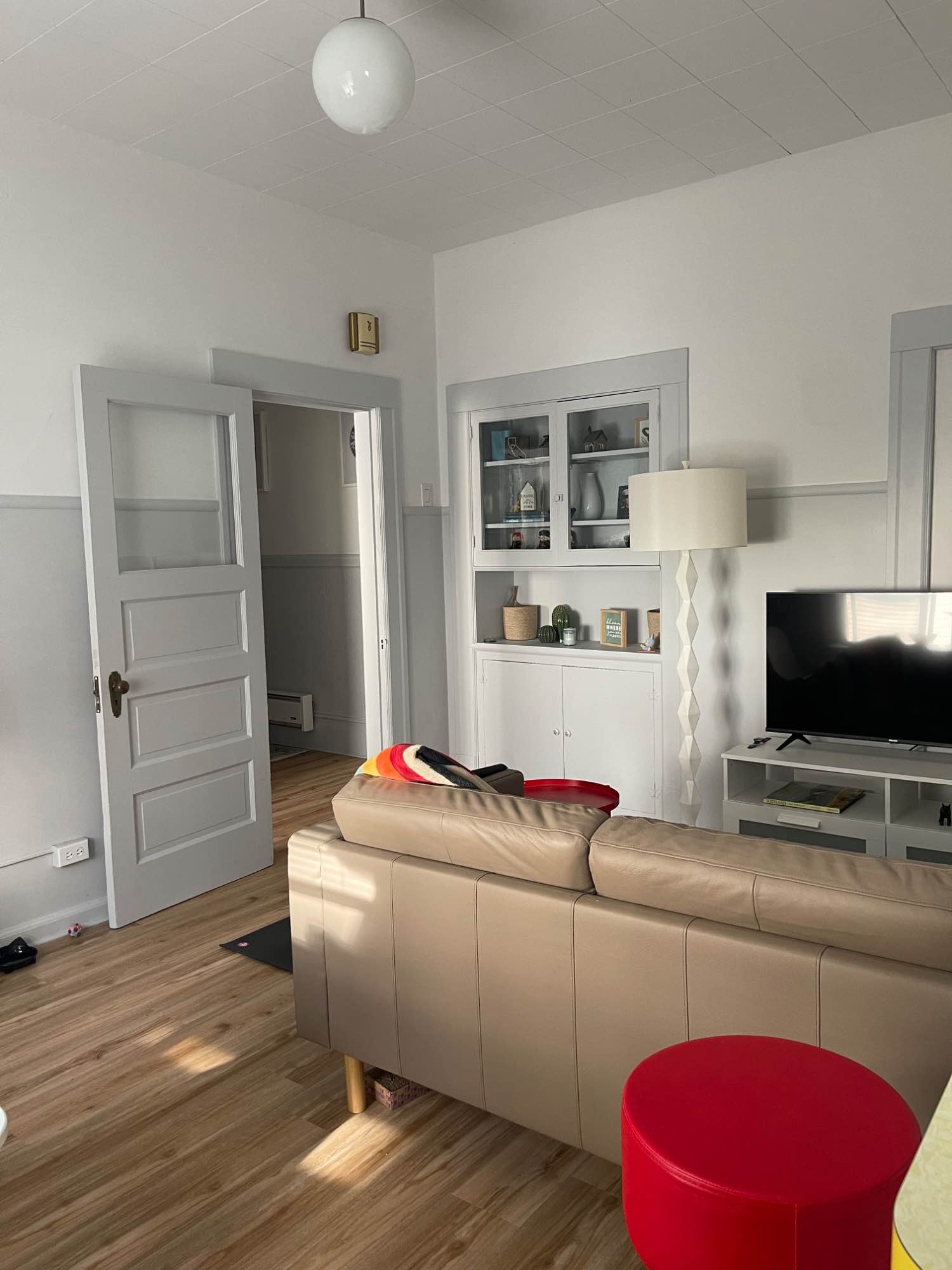 Split Utilities (PG&E, water/sewage) ~$150
 Rooftop Deck 
Laundry in unit 
Shared Bathroom 
Furniture can stay or go if needed. 
Must be cat friendly, no other pets please. 
No smoking 
No parties 
Searching for a roommate who is communicative, responsible about their share of rent and bills and clean in all common areas. Ideally someone who equally enjoys a chill, relaxing vibe at home! If you are interested and think you are a good fit, please send me a message! Looking forward to hearing from you!