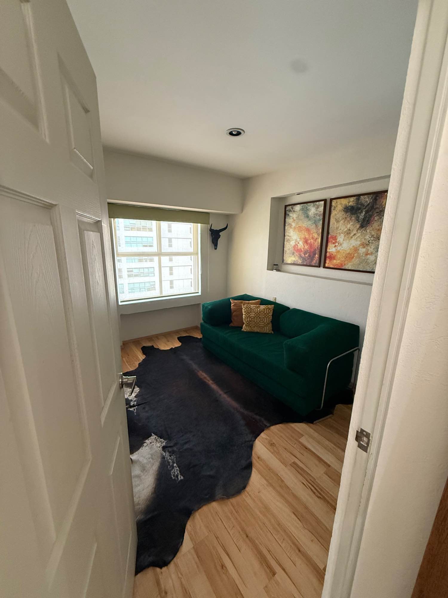 Lindo y limpio apartamento para compartir (Vivirían solo 2 personas en el apto cada una con su propio baño), se busca alguien profesional, responsable, tranquilo y aseado.

Nota: La habitación no incluye los muebles