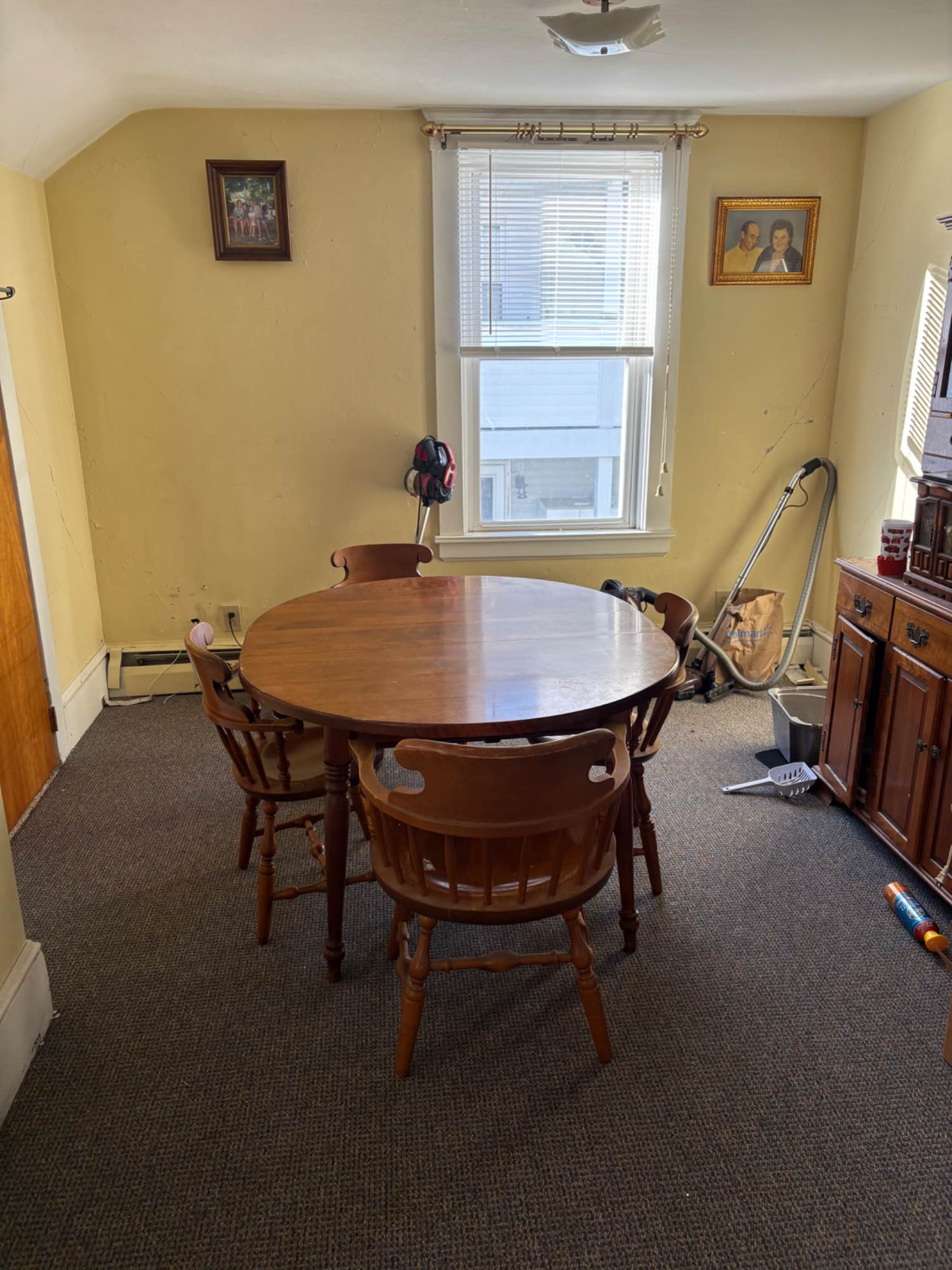 Spacious two bedroom apartment with dining room, kitchen, living room and bath.
I am a 62 year-old man and I am looking for a nice quiet roommate. I am a very easy individual to get along with.
Your room has a walk in closet.
Call me and we will discuss .
David Poulin