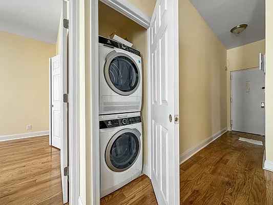 Private room within a large and bright 3 bedroom with washer dryer in unit ! Queen sized bedroom. Spacious living room. Kitchen with island. Great sunshine throughout. Close to Columbia Presbyterian.

Roommates are two guys in their mid-20s. Interested in sports, movies, and keeping the place clean!