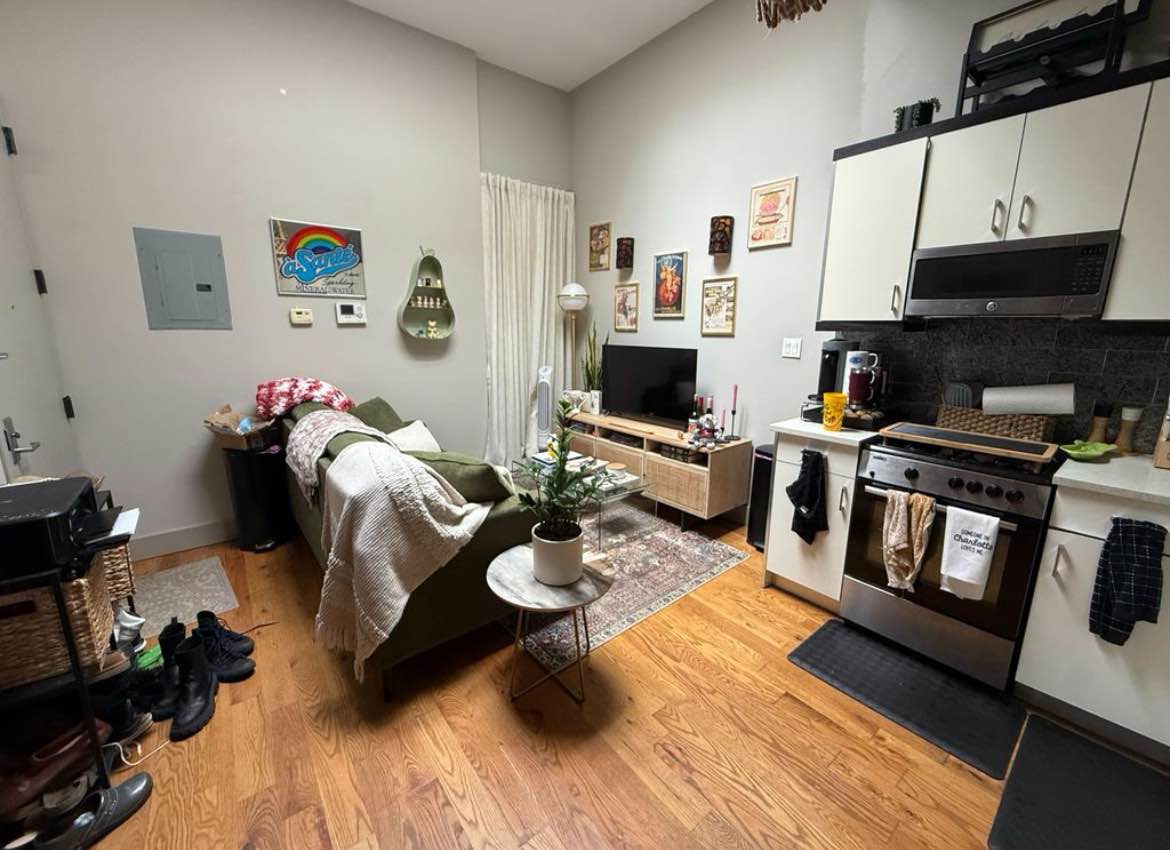 Hi! I’m looking for a qualified candidate to occupy this nice apartment.

The apartment offers complete privacy, featuring a private bedroom, bathroom, and closet. It comes fully equipped with a washer and dryer, making laundry convenient for you. The pet-friendly policy welcomes well-trained pets, allowing you to enjoy their company. Additionally, the flexibility of short-term and long-term lease options provides convenience tailored to your needs. The bedroom comes with a/c, heating, a large closet and wifi. Some space in the kitchen and bathroom is available for temporary storage.

The building has an elevator and a live-in super, and has been a joy to live in.

The apartment is just few blocks from all transportation and stores; Close to the subway (red line) and multiple restaurants.

Interested candidates should kindly message with a little bio. 

Best regards 