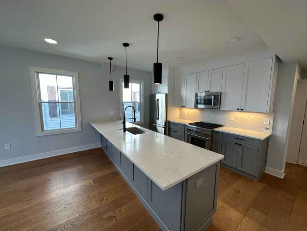 Room for rent from November 1, 2025 to May 31, 2026
Flexible on move in date through January
3 bed, 1.5/2 bath apartment features:
In unit washer and dryer
Central AC/heat
New appliances, 2023 renovation 
Basement secure storage unit
Located in Inman square, 20 min walk to campus (6 min bike)

Open to discussing furnishing - can move my furniture or sell at a steep discount! Looking for new tenant for my room ASAP :)
