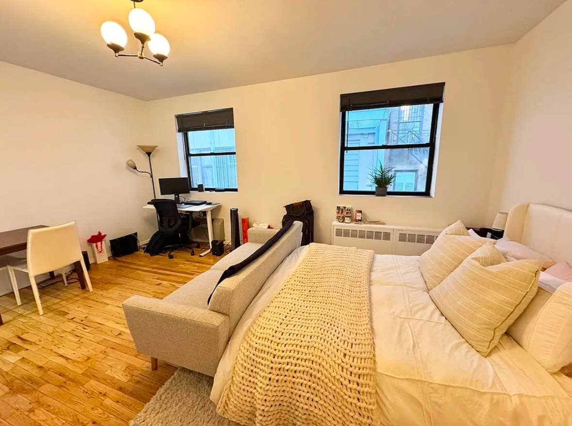 This recently renovated spacious, bright studio in an Elevator/Laundry building in the heart of the landmark Noho district! Featuring hardwood floors, high ceilings, large living space which can easily accommodate a king size bed, sofa and table, beautifully renovated separate kitchen with stainless steel appliances including dishwasher, newly renovated marble bathroom and large closet. The unit is situated on the 4th floor in a prewar Elevator loft building with Laundry in the basement and on-site super on Lafayette St – steps to multiple subway lines, in between the East Village and Greenwich Village. Pet friendly and guarantors accepted.

Please kindly message to schedule a viewing.