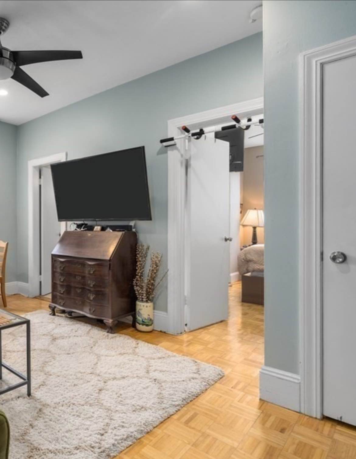 Cozy one-bedroom apartment available for rent! Perfect for a quiet, responsible tenant. Email Elizabethacquire@gmail.com for details.