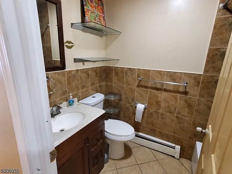 Room for rent — no security deposit! Must be working.