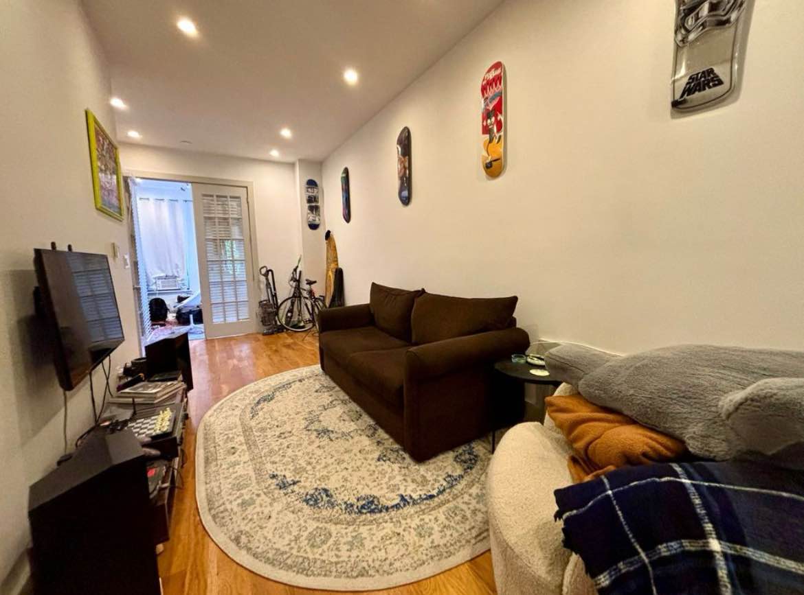 One bedroom apartment available.
Quiet, very light, 3rd-floor apartment (in an elevator building)
The rent includes water, electricity, gas and internet. Moving in requires the first rent plus one month security deposit.
Pets acceptable.
If interested, please send me a message with all relevant information. WhatsApp: 6105054075