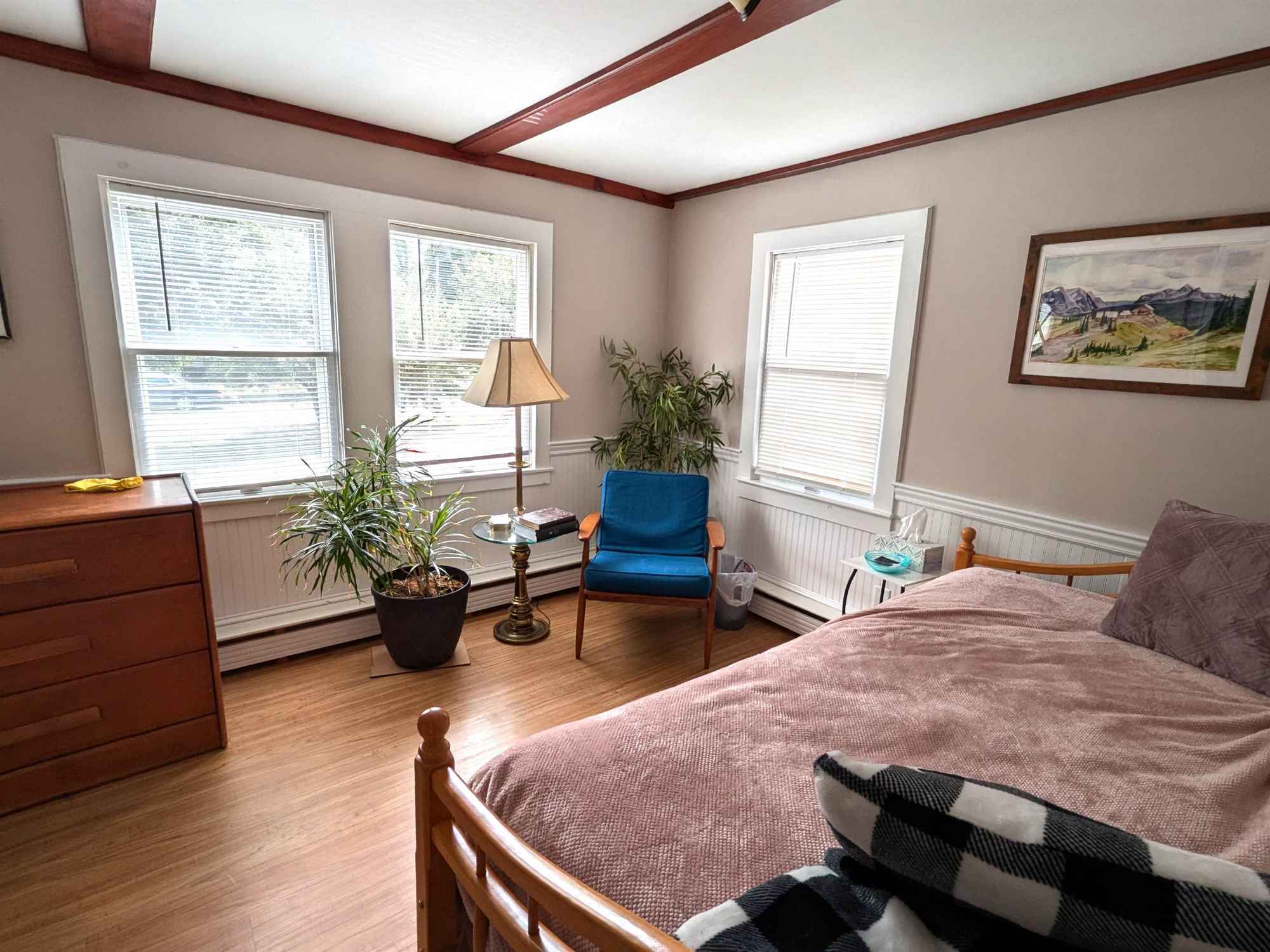 Apartment on ground floor and parking on right side of house. Has own washer and dryer. Split bills for electric and Internet. Pets are not allowed. Rent $900 if one does wants a private bathroom.
Susan retired 60s Anna full time 30s Christians we are very low key. We enjoy reading and watching tv.