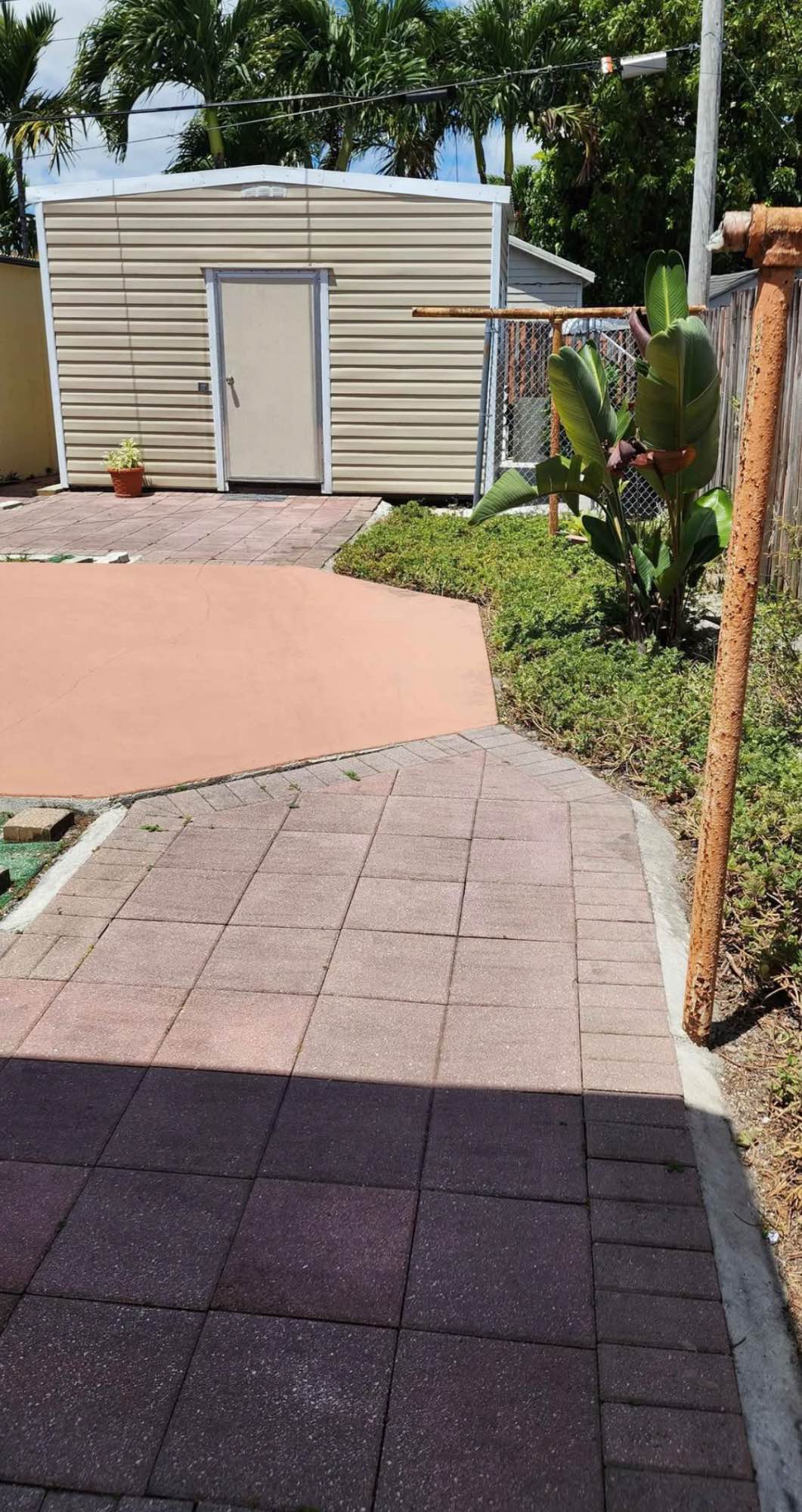 Room for rent with private bath good area in the Westh
Hialeah
Separate entrance, drawey inside parking, with patio, no
kitchen inside. ( for one person ) responsible with stable work. Preferable man. No pets, no smoking inside
$850 per month rent. $400 Deposit.