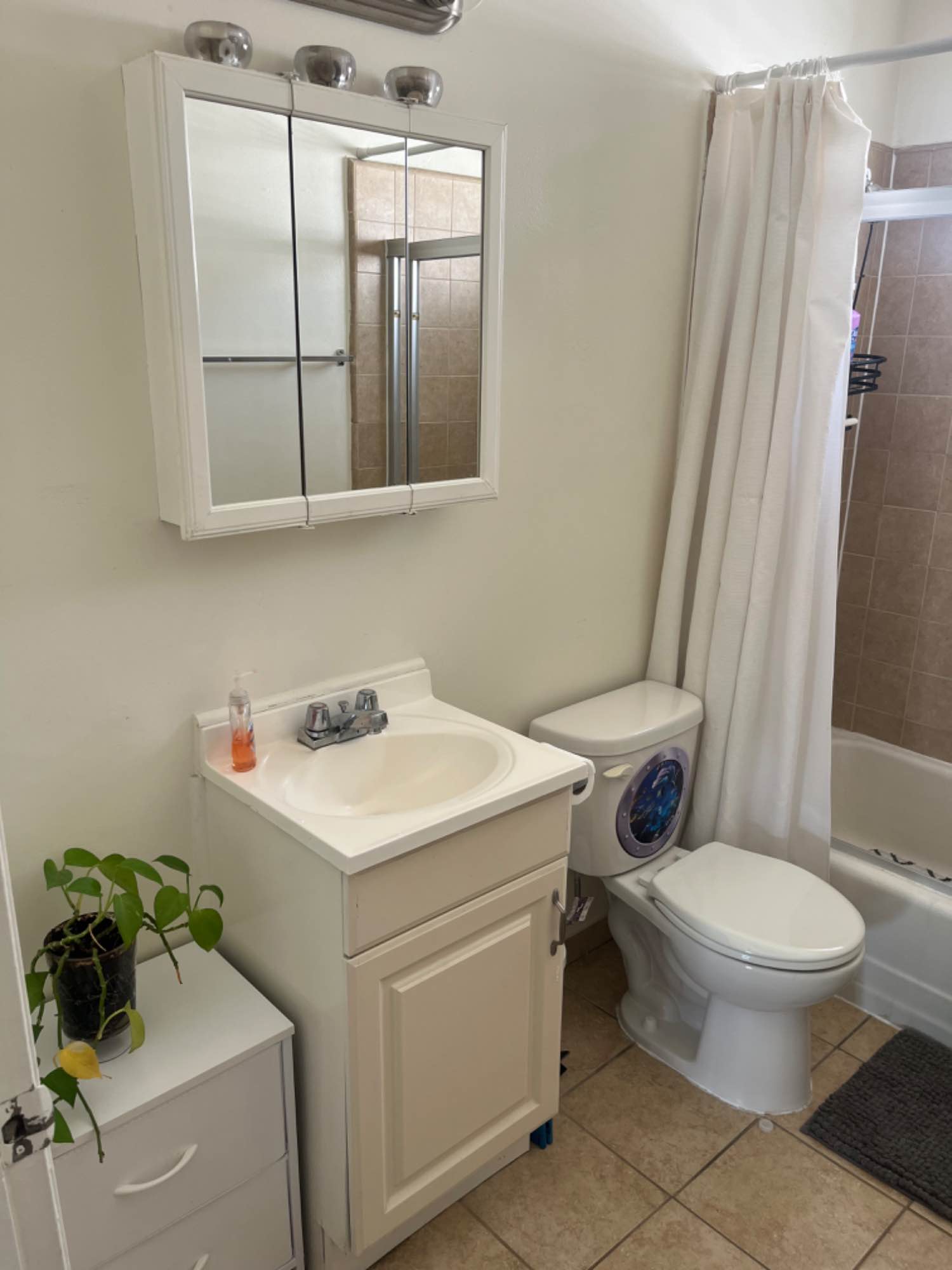 Available now. This add is for a furnished room in a beautiful rooftop apartment in West LA, California. The room is very spacious, has a private bathroom. Great natural light. Walk distance to Trader Joe’s, Vons, CVS, Starbucks and right next to the 10FWY and 405. Also, UCLA is only 3 miles away and Santa Monica College about 7 minutes :-). Location location and location.
The ideal person is someone who is transitioning from one place to another. Or an international student who wants an absolute privacy in a quiet place near a lot universities, very well located in a great neighborhood. I would prefer someone with a busy schedule like mine. 
The rent is $1,300 and includes all utilities such as power, internet and gas. We can also share a garage space. For more details please inbox me.
Needed to move in: $1,300 1st month+ $ 0 security= $ 1,300 total).  No couples. No pets. Month to month agreement. Available for 3 to 5 months only! 
I’m a female  living with a 5 years boy. We both have really busy schedules and are not home very much. So most likely you won’t even hear us at home.
