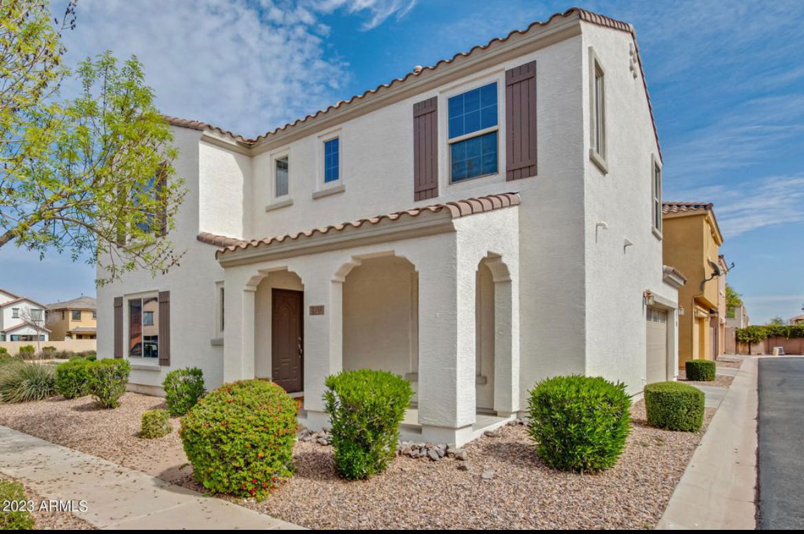 Roommates wanted for an amazing house in Gilbert, AZ (85295)
Just minutes from San Tan Village!
Rent: $1000
Security deposit: $1000 upon move in
Utilities: shared amongst roommates
Available: June 1st
About me: I am a 30 year old working as a physical therapist M-F.. I enjoy sports, socializing, being outdoors and working out.
Amenities:
house is fully furnished, except for the bedroom and bathrooms
-in unit washer/dryer,
-garage space,
-community pool
-outdoor living space
-street parking
Rooms are a private room with private bathroom. House is located just minutes from San Tan Village, Agritopia shopping center, ASU poly-tech campus, close to local golf courses.
Requirements:
Background/credit checks
No smoking
No pets
Lease 6-12 months
Please feel free to contact me if you are interested!