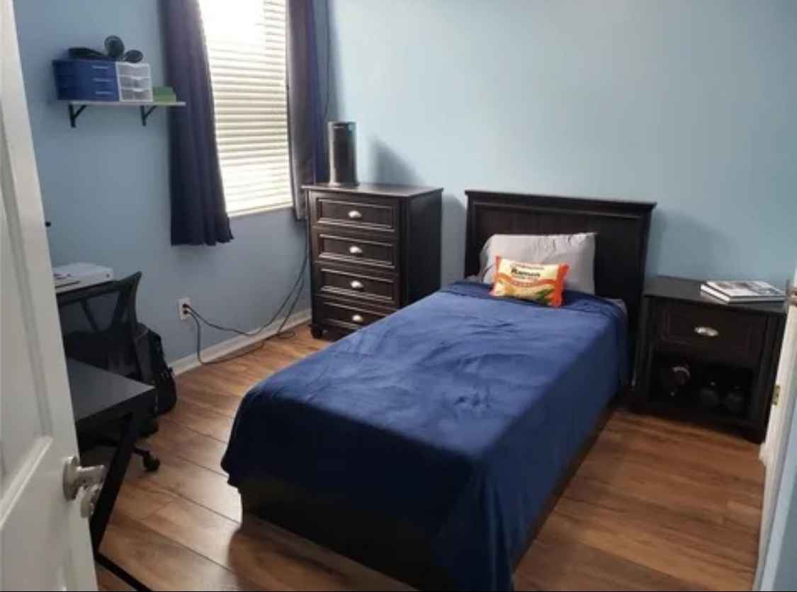 🏡 Private 1 Bedroom / 1 Bath Suite with Pool Access

Looking for a comfortable and private space? This cozy 1 bedroom, 1 bathroom pool bath unit is perfect for you!

✨ Features:

Private entrance for your convenience

Bright bedroom with closet space

Bathroom with direct pool access

Small living room area, great for relaxing

Access to pool (perfect for Florida living!)

✅ Ideal for a single professional or student looking for privacy and comfort.

📍 Located in a quiet neighborhood with easy access to shopping, dining, and major highways.