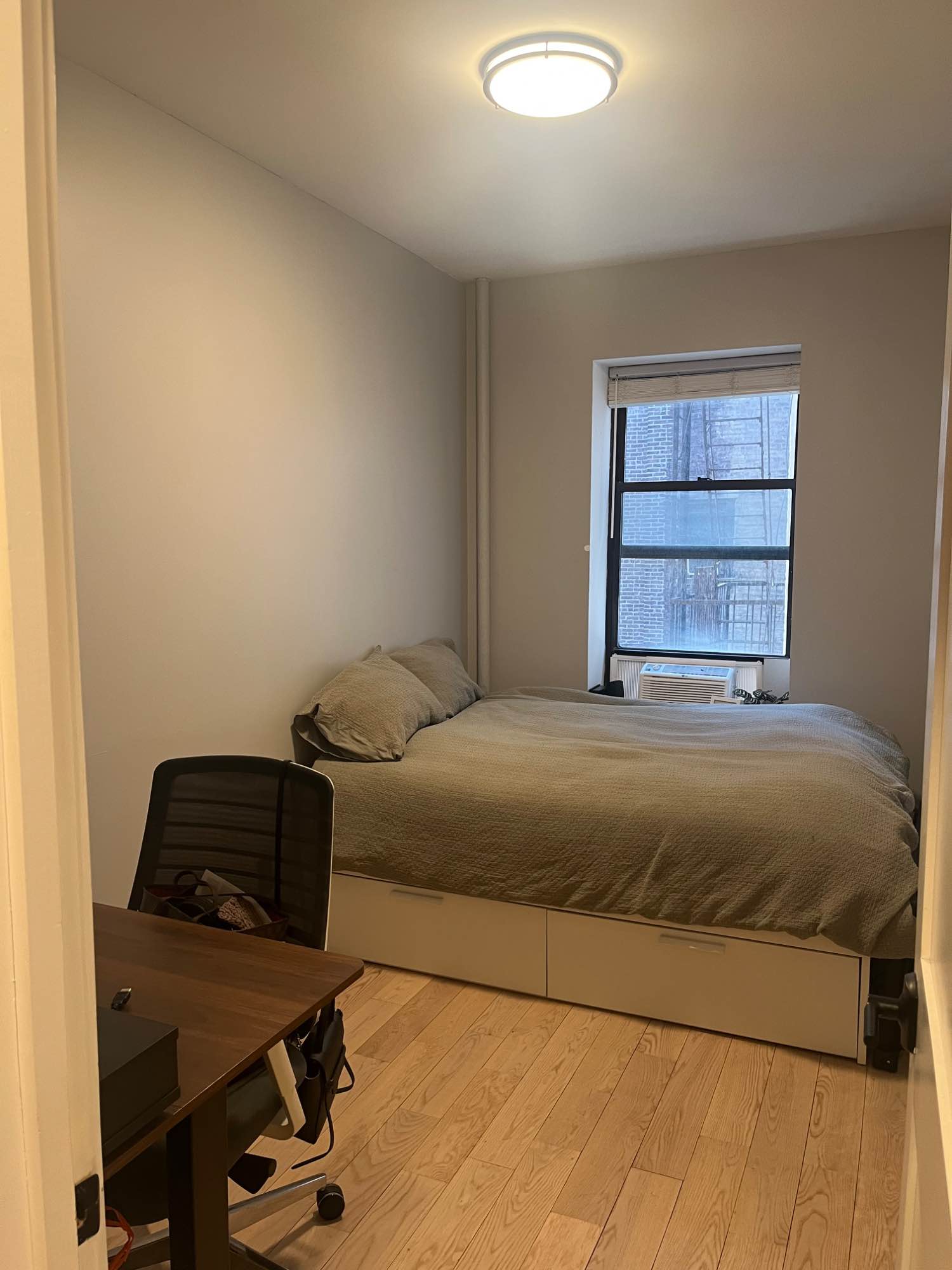 Room available in Chelsea

2 Beds 1 Bath - Apartment

261 W 21st St, New York, NY 10011-3102, United States

Room for Sublease in Chelsea! 

Hi everyone! I’m looking for someone to sublease the second bedroom in my 2 bed / 1 bath apartment in Chelsea (21st & 8th). 

FYI - I am living in the other bedroom. A little bit about me: I’m 27 years old and from Oslo, Norway working in finance.

Details:

📅 Available: November 1st 

⏳Duration: Flexible with option to stay up to a year commensurate with underlying lease expiry on October 31, 2026. Option to terminate with 30 days notice after minimum stay period.

💰Rent: $2,600 (WiFi & utilities not included, which typically varies from $60-100 per person/month)

🛏️ Room is unfurnished with a built-in closet. Fits a full/queen bed, desk and dresser. The rest of the apartment is fully furnished

🏡 Newly refurbished apartment in an elevator building (2nd floor), no laundry in the building, but great laundromat across the street

📍Great location - just a 5-min walk to Target, Whole Foods, Trader Joe’s, Fuze House, Solidcore, Barry’s, OrangeTheory, etc.

🚇 Close to ACE, 123 subways at 23rd St.

Please reach out if you are interested and want more details! 😊