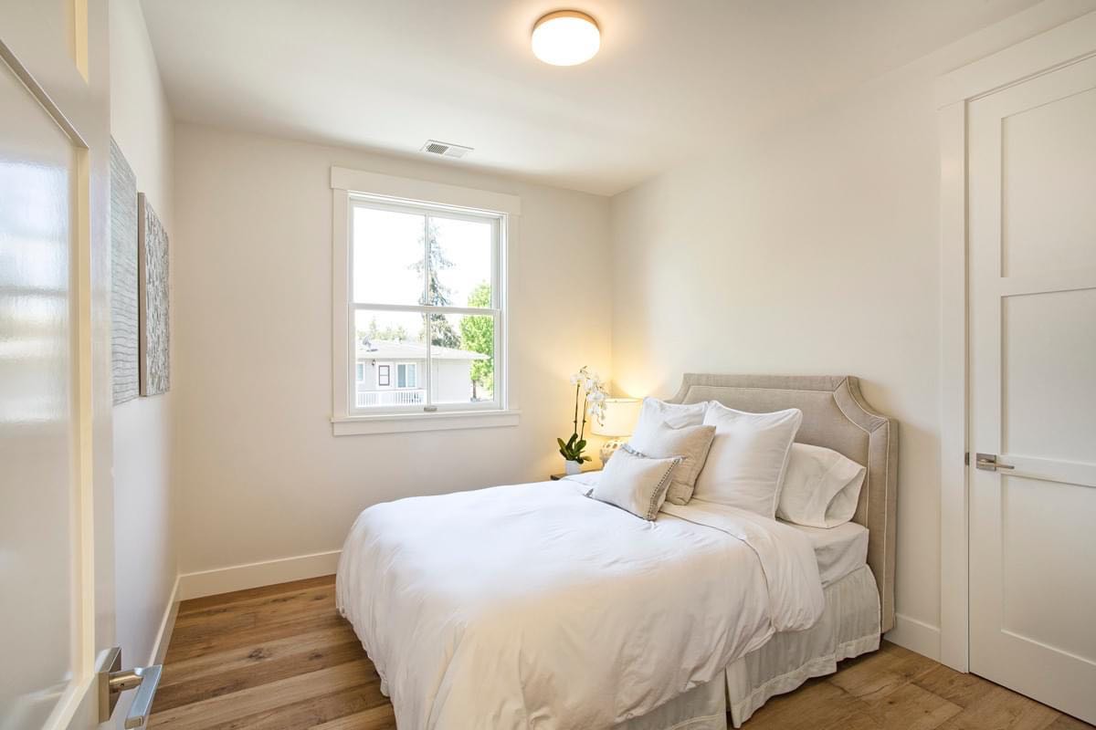 Hey all - 

@Jinny Chen @hob_du  and I are subletting 2 rooms in our pass down in Downtown Palo Alto (10 minute bike ride from the GSB) from 8/23 - 9/20. 

This is perfect if anyone is looking to move a bit early and get settled in before moving into Schwab / JMac. 

Ping us if you’re interested! 

*****

🏠The house:

•	3bed, 2.5 bath.

•	$2100 or $2250 for larger room (both prorated for # of days)

•	fully furnished (with the furniture you see in photos) with a fully stocked kitchen and new appliances, queen beds or king bed in the master

•	Parking available in garage


📅 Available from Aug 23 - Sept 20 (dates flexible) 


📍 The location:

•	Heart of downtown Palo Alto

•	Walkable to grocery stores like Whole Foods and Trader Joes

•	10 min bike ride to GSB

•	Close to campus and Stanford shopping center