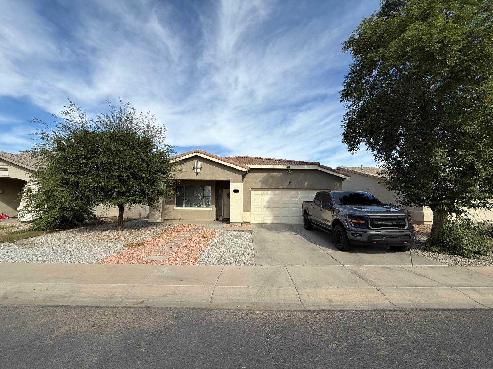 Located Tolleson Az 85353
1 room available. Includes queen Bed and 2 nightstands. Room has closet
Currently we live 3 adults and my baby with 2 dogs.
you have to be dog friendly but we dont want more dogs at the moment
This is NOT a 420 friendly home at all. Rather someone calm that is not an alcoholic, and doesnt smoke. MUST have a stable Job.
Shared restroom, living room, kitchen, dining room and laundry.
400 deposit
—— se habla español——
Ubicado en Tolleson, AZ 85353
1 habitación disponible. Incluye cama queen y 2 burós. La habitación tiene clóset.
Actualmente vivimos 3 adultos y mi bebé, junto con 2 perros.
Debe gustarle los perros, pero no queremos más perros por el momento.
Esta NO es una casa 420 friendly. Buscamos a alguien tranquilo, que no sea alcohólico y no fume. DEBE tener un trabajo estable.
Baño, sala, cocina, comedor y lavandería compartidos.
Depósito de $400