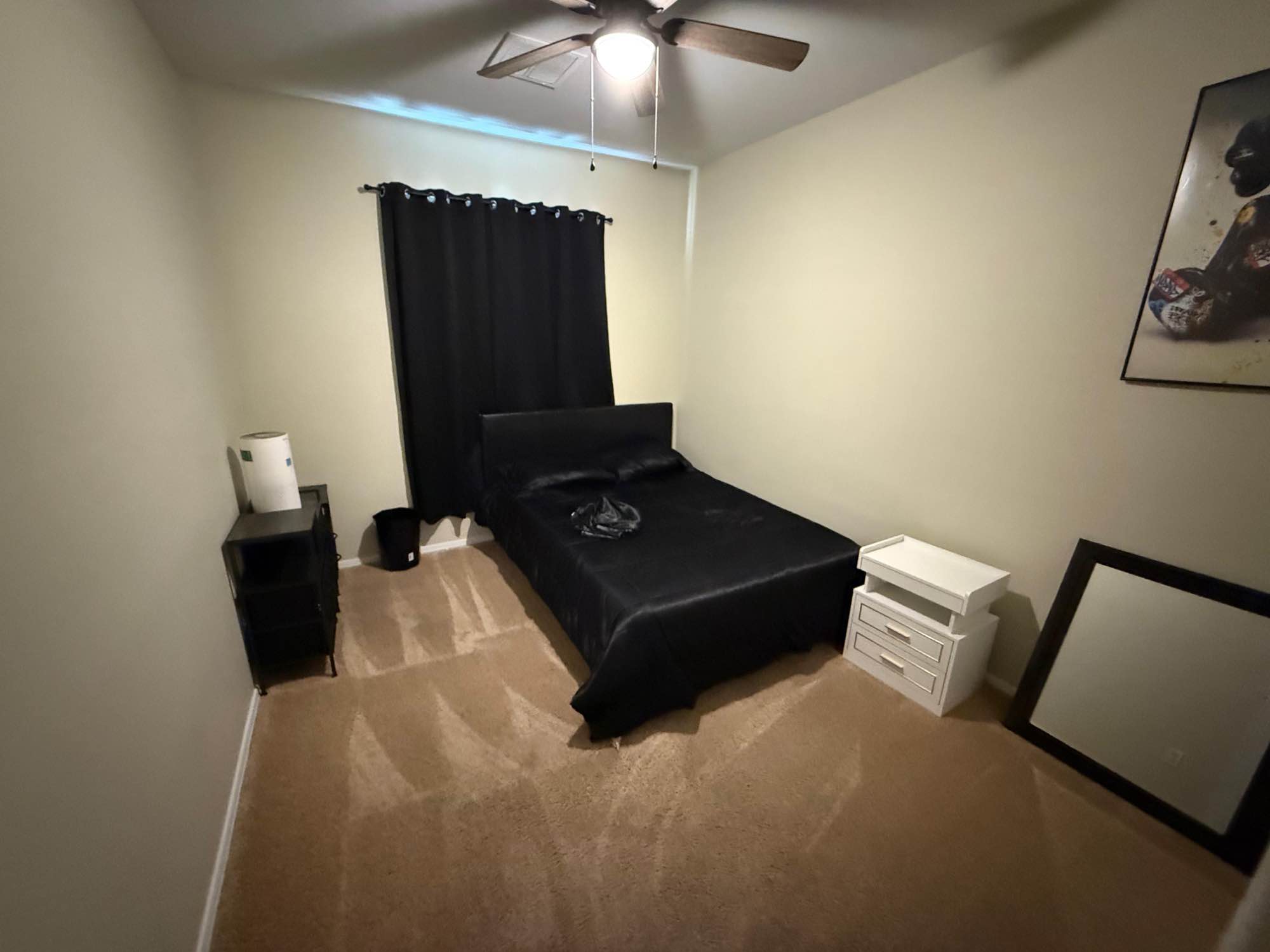 Located Tolleson Az 85353
1 room available. Includes queen Bed and 2 nightstands. Room has closet
Currently we live 3 adults and my baby with 2 dogs.
you have to be dog friendly but we dont want more dogs at the moment
This is NOT a 420 friendly home at all. Rather someone calm that is not an alcoholic, and doesnt smoke. MUST have a stable Job.
Shared restroom, living room, kitchen, dining room and laundry.
400 deposit
—— se habla español——
Ubicado en Tolleson, AZ 85353
1 habitación disponible. Incluye cama queen y 2 burós. La habitación tiene clóset.
Actualmente vivimos 3 adultos y mi bebé, junto con 2 perros.
Debe gustarle los perros, pero no queremos más perros por el momento.
Esta NO es una casa 420 friendly. Buscamos a alguien tranquilo, que no sea alcohólico y no fume. DEBE tener un trabajo estable.
Baño, sala, cocina, comedor y lavandería compartidos.
Depósito de $400
