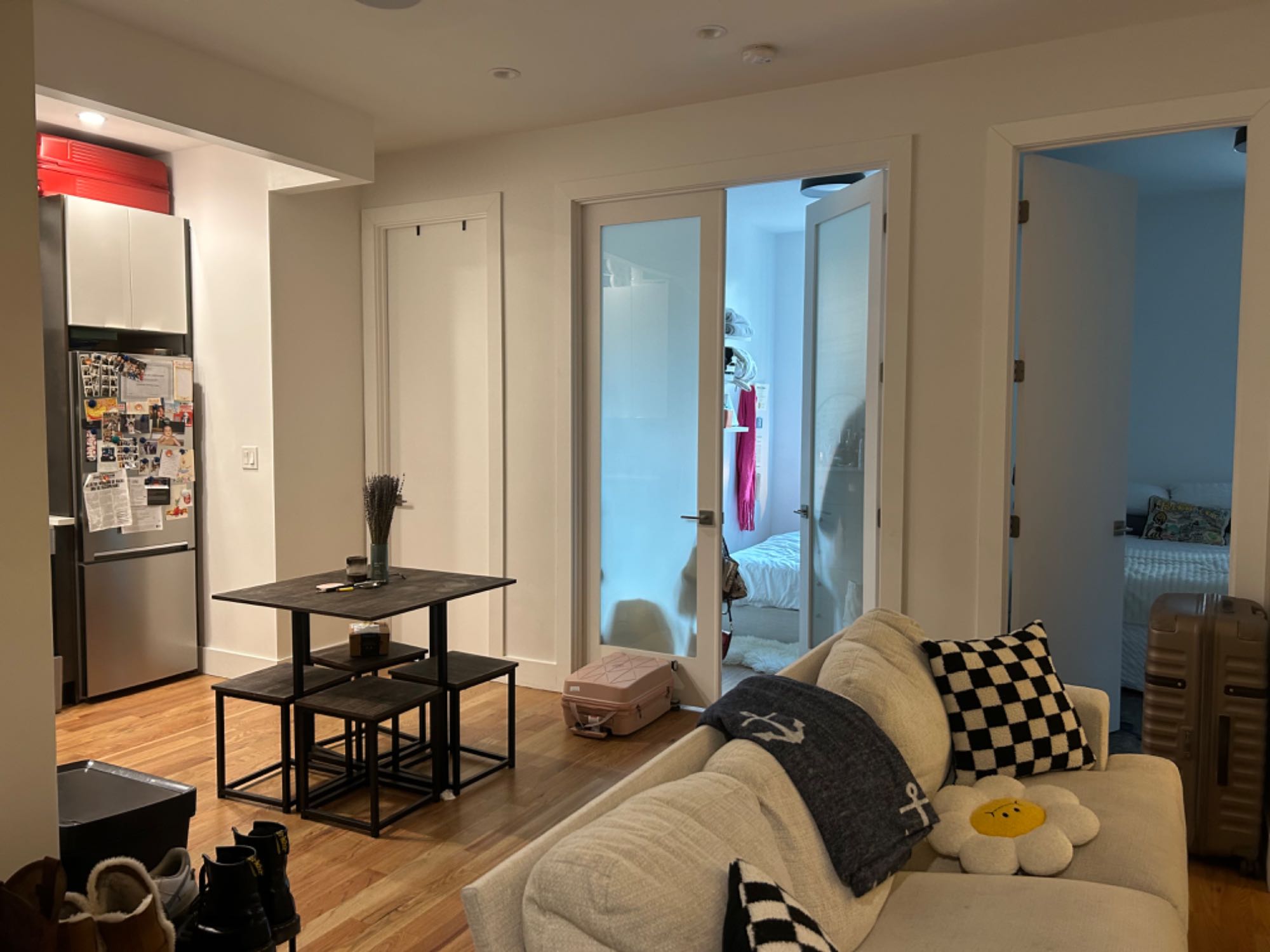 Come be our third roomie!!! We are 24 year old girls living in a cute 3 bed 2 bathroom apartment in Williamsburg, a 2 min walk from the Grand street L stop. You would have your own bathroom to yourself! Your room as pictured also has a huge closet. We are also v nice, outgoing people, who like to host gatherings on the roof (pictured). Send me a message and would love to talk to you about the July1st move in !!!💫💐