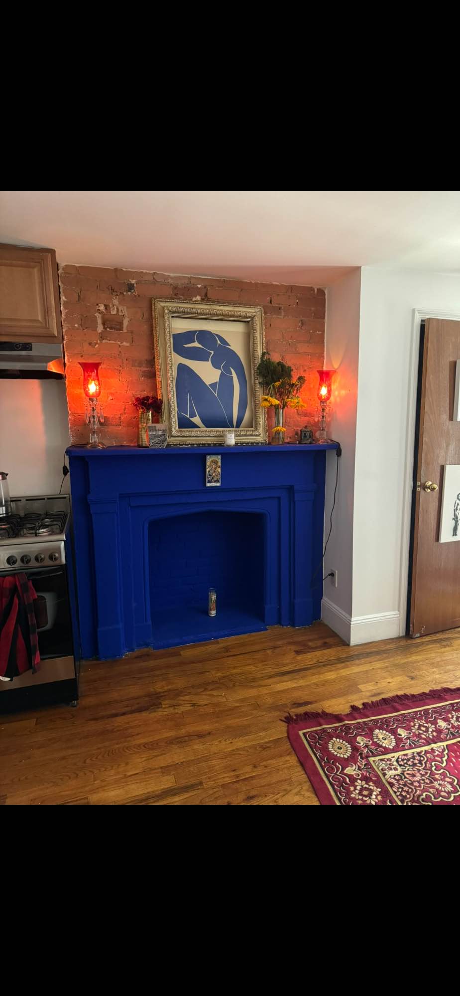 Flat mate wanted for East Village apt NYC. Professional females preferred. Great spot, huge private garden, antique furniture and lighting, Yves Klein Blue fireplace, furnished room. I travel most of the time, so you will be solo most of the time. One flight of stairs, super quiet. Move in asap