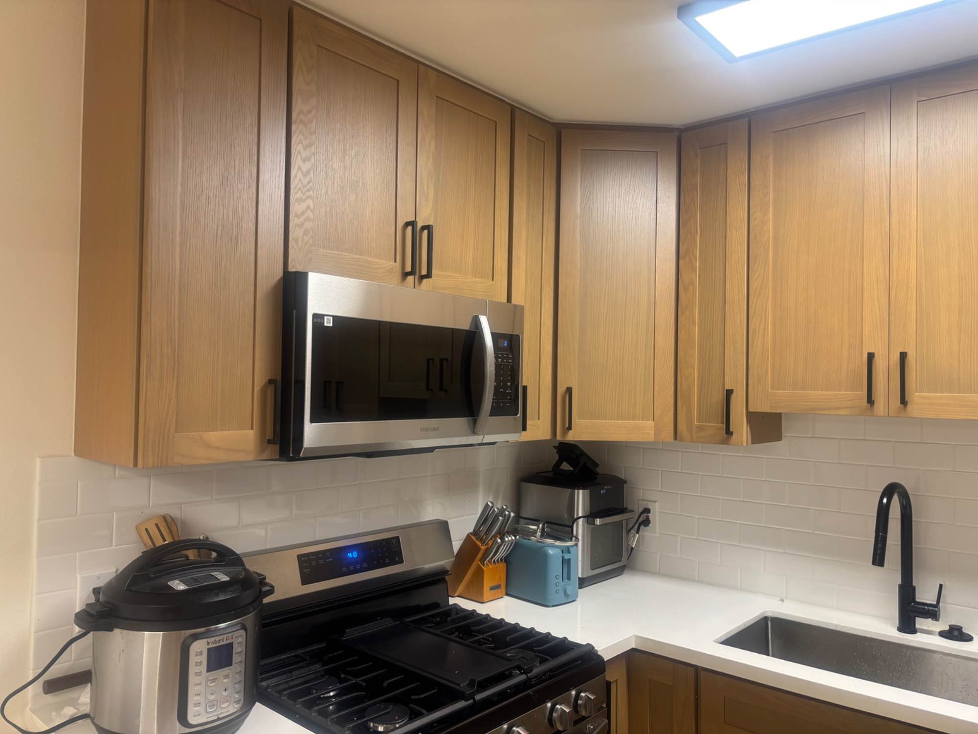 Got a spare room for my 2 Bed 2 Bathroom apartment in Venice Beach. Private room and private bathroom. I'm a 28 yr old dude who's pretty active and social, so I'm looking for another guy who's a good hang. I'm dog friendly too.

The area is insanely walkable (lots of bars less than a 10 minute walk) and really commute friendly. You got highway access and you're going opposite direction of traffic. 

Rent is $1600 (roughly an extra $50 dollars for utilities). You've got an amazon locker for packages, private parking space in an underground garage. No in-unit washer dryer but we have a laundry room and like 20 wash-and-folds in the area. 

You can message me here or @jameswolf.png on insta