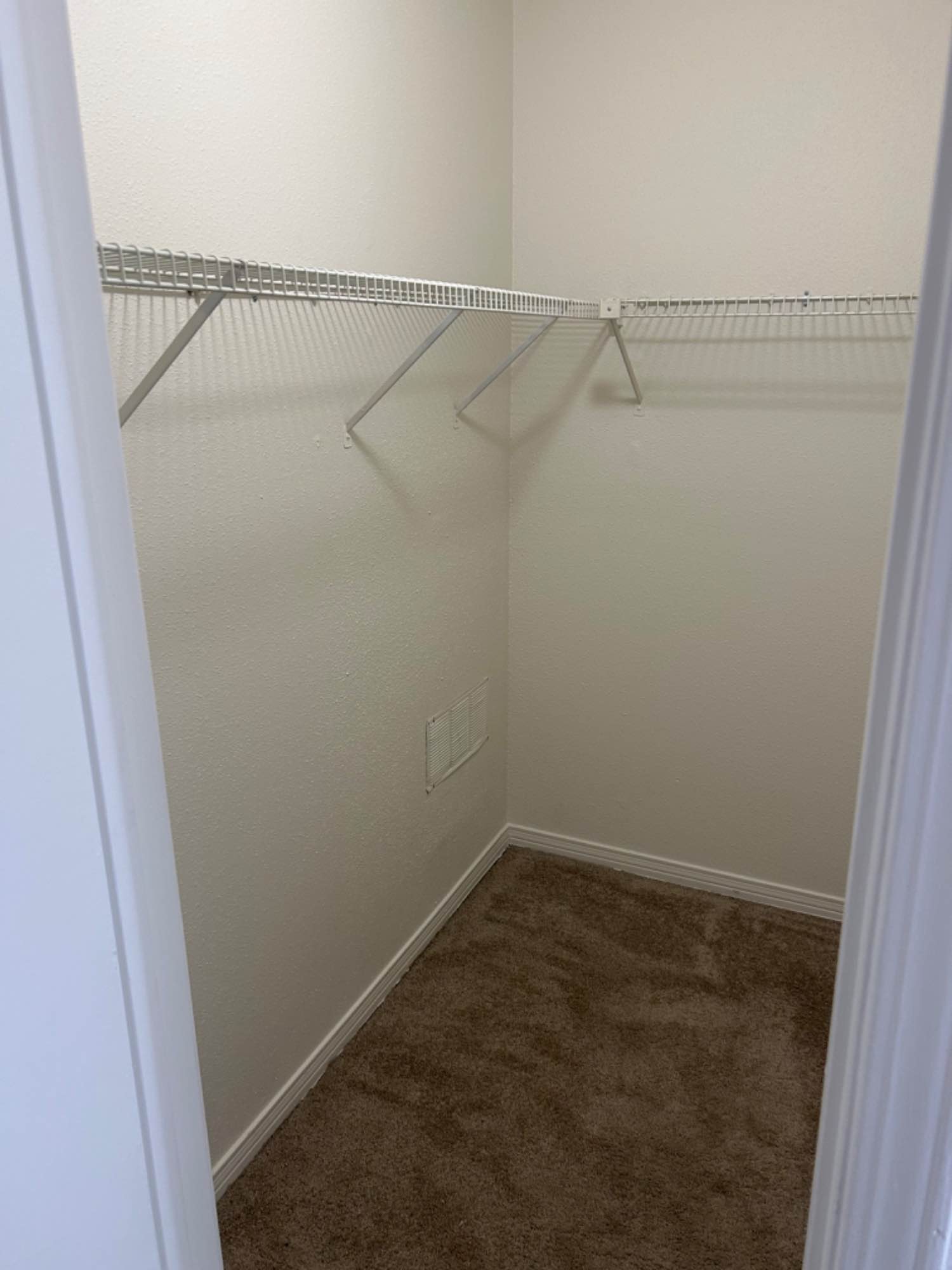 Looking for someone to split rent with, you would get your own bath and bed. I’m pretty quiet and I like to keep clean. I work Mon-Fri and am usually out of the door before 7. 