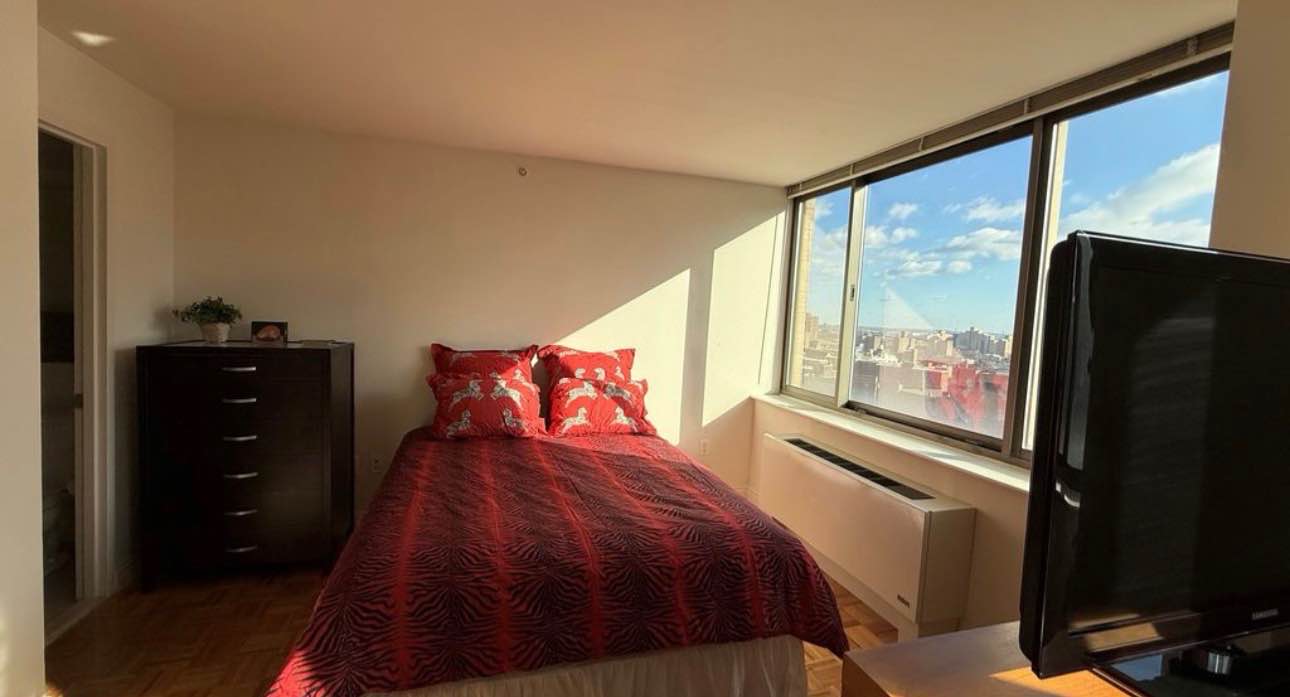 Looking for someone to take over my apartment, it’s a solid, comfortable spot with good light and a chill vibe. Not fancy, not over the top, just a place that feels like home.

The location is convenient: transport, stores, and food spots are all close, so life’s easy. I’m looking for someone responsible, clean, and respectful; basically, someone who won’t trash a good thing.

Available to move in now. If this sounds like your kind of place, drop me a message and tell me a bit about yourself. Let’s see if it’s a fit.