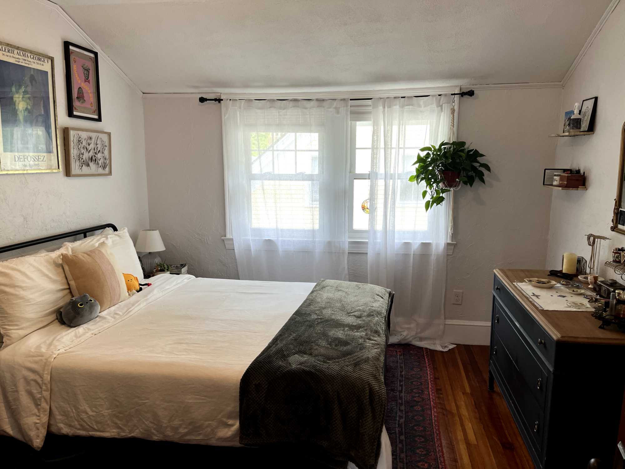 Hi there! I'm Lily, looking for a roommate for a new lease July 1 2024-August 2025.
About me- I'm 28 and a healthcare professional working in the Longwood Medical Center. I really love to dance, spend time outdoors, go to museums, and love listening to music. I am fairly new to the area and still love to explore the city! I like to go out but also appreciate a cozy night in with friends or watching TV.
The room for rent is in Brookline Hills, right off of Route 9! This room will not be furnished. Comes with two closets- one in the bedroom, one in the hallway with built-in dresser. It's a two bed one bath, washer/dryer in unit, living room, kitchen with dishwasher, outdoor patio! There is private parking around the corner for $250/month if interested. 5 min walk to Green Line D. 10 minutes to Longwood Medical Center by train or 30 min walk. Great safe neighborhood. Sadly my roommate is leaving! Ideally looking for someone late 20s early 30s young professional. Please message for details ๐