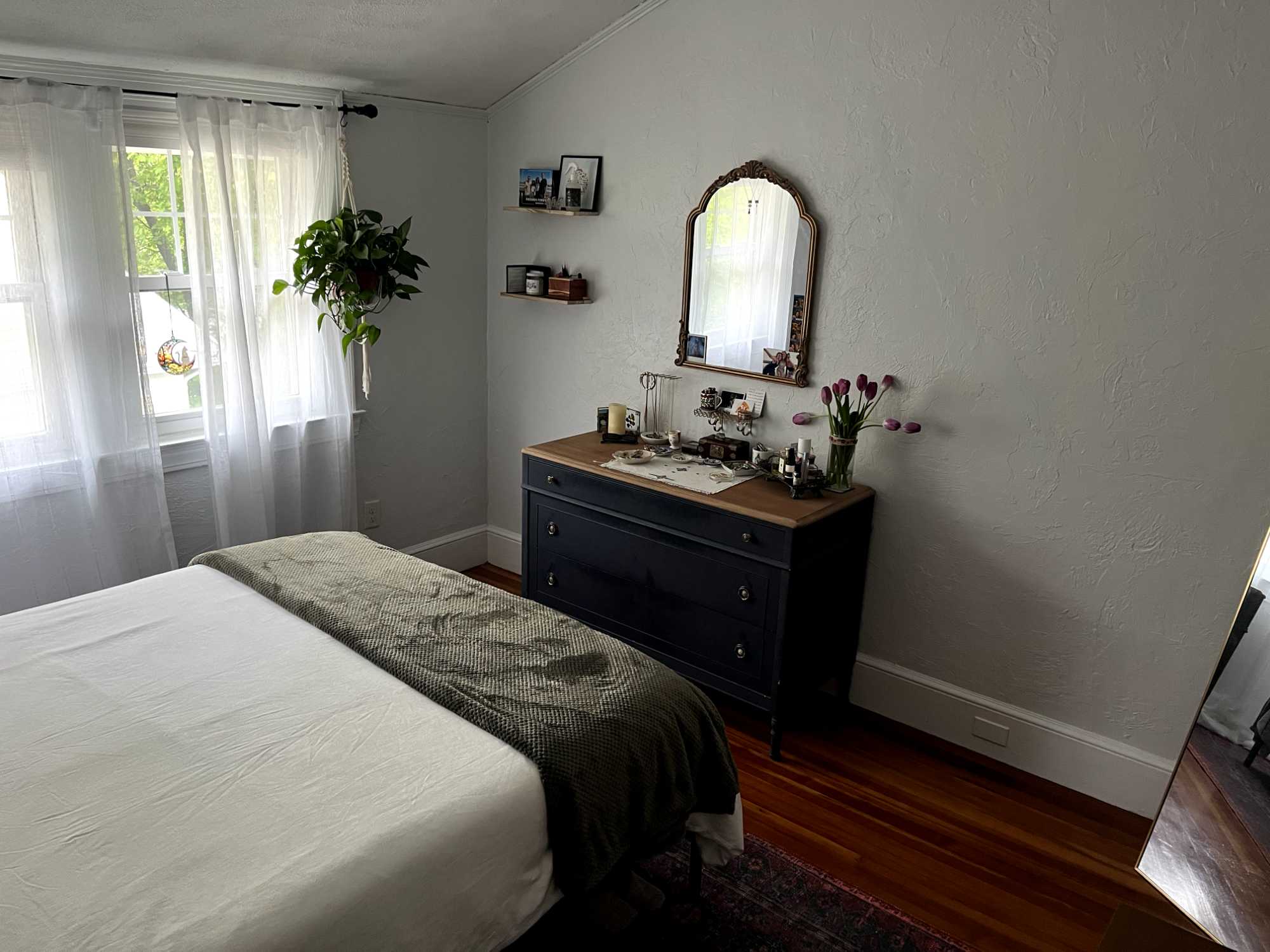 Hi there! I'm Lily, looking for a roommate for a new lease July 1 2024-August 2025.
About me- I'm 28 and a healthcare professional working in the Longwood Medical Center. I really love to dance, spend time outdoors, go to museums, and love listening to music. I am fairly new to the area and still love to explore the city! I like to go out but also appreciate a cozy night in with friends or watching TV.
The room for rent is in Brookline Hills, right off of Route 9! This room will not be furnished. Comes with two closets- one in the bedroom, one in the hallway with built-in dresser. It's a two bed one bath, washer/dryer in unit, living room, kitchen with dishwasher, outdoor patio! There is private parking around the corner for $250/month if interested. 5 min walk to Green Line D. 10 minutes to Longwood Medical Center by train or 30 min walk. Great safe neighborhood. Sadly my roommate is leaving! Ideally looking for someone late 20s early 30s young professional. Please message for details ๐